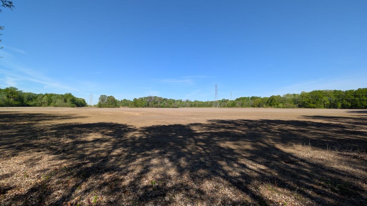 2480 Highland St Property Photo 9