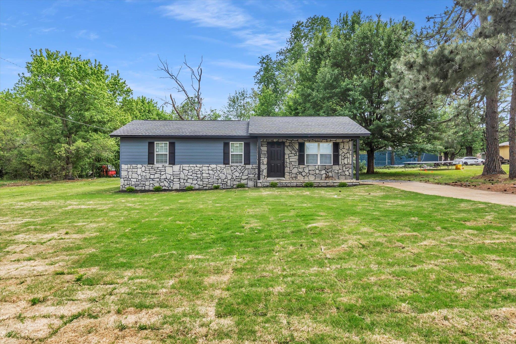 129 TATLOCK CIR Property Photo 1