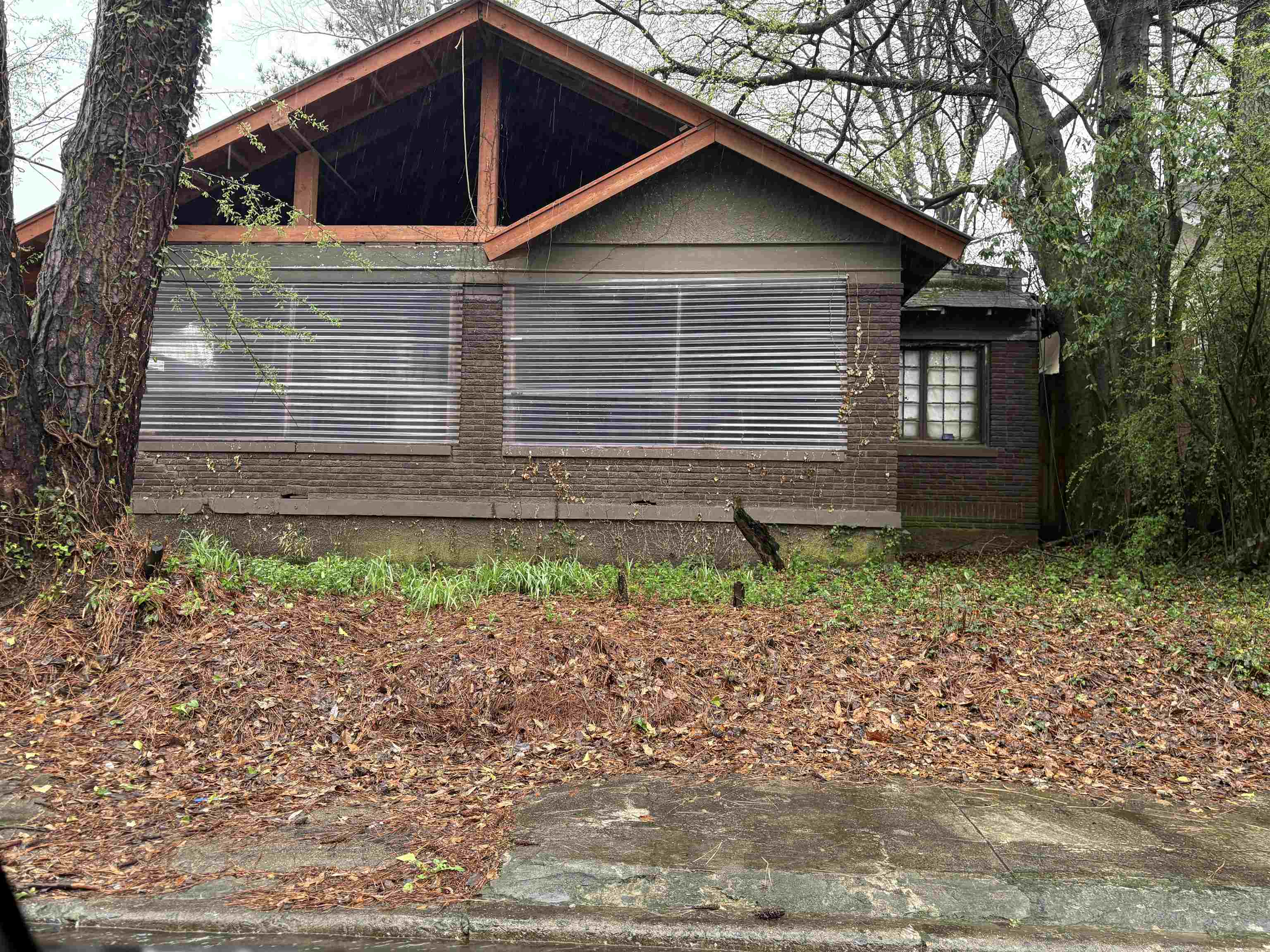 1637 LINDEN AVE Property Photo 1