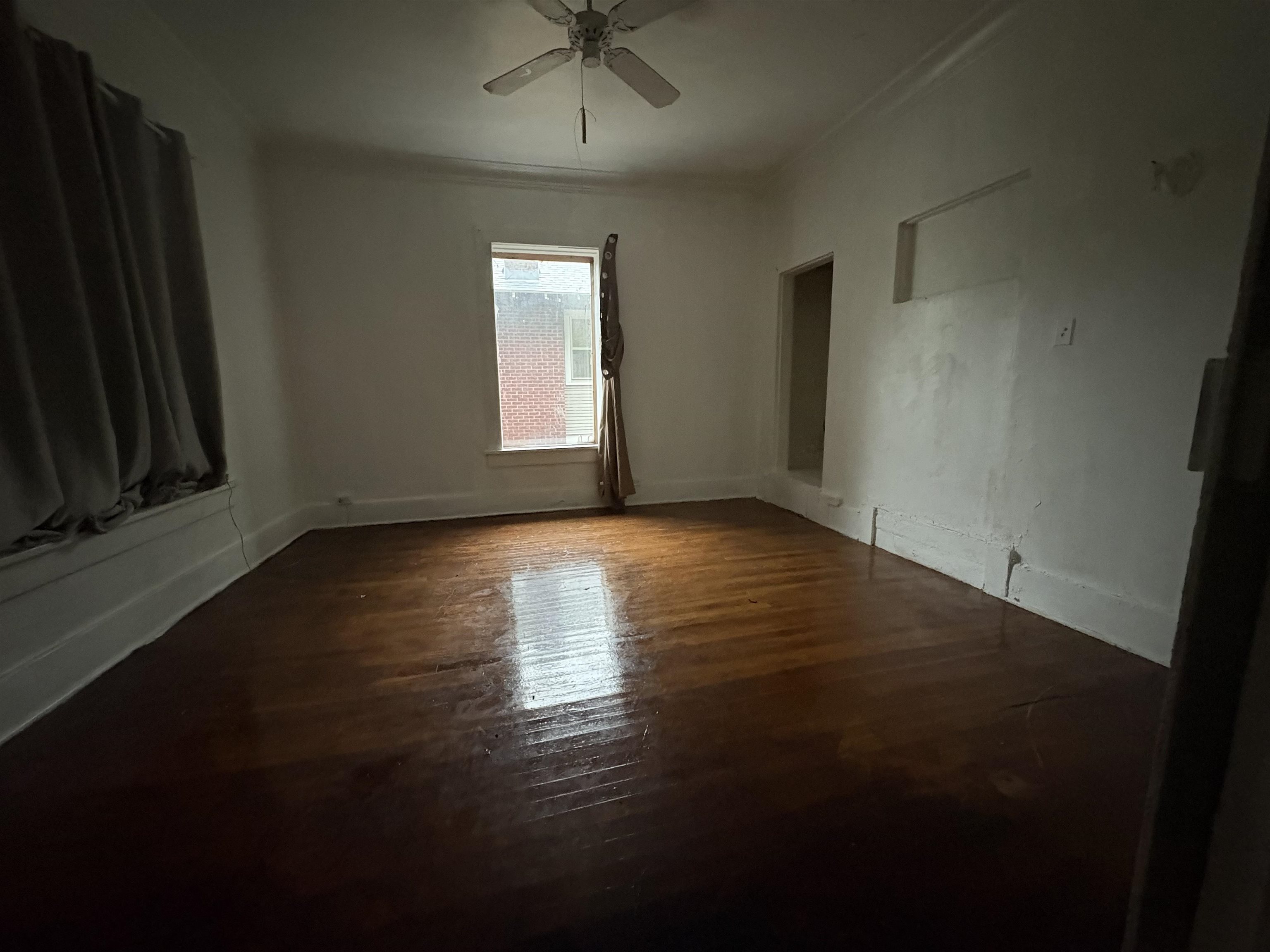 1637 Linden Ave Property Photo 3