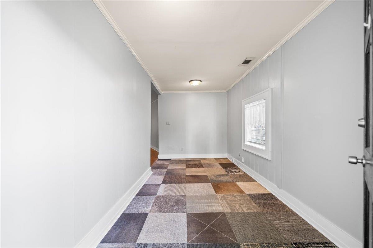 885 S Cox St Property Photo 5