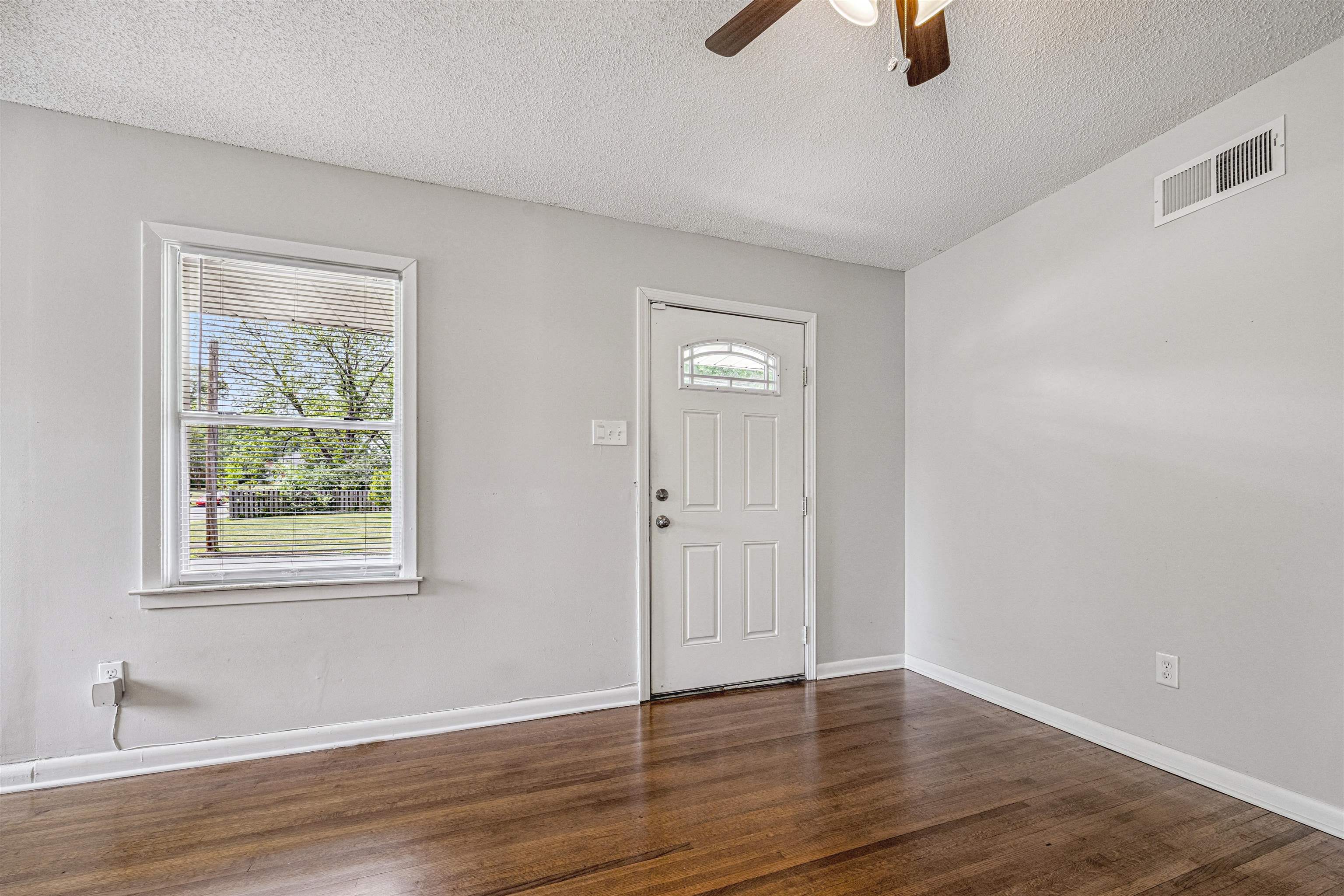 548 Herzl St Property Photo 4