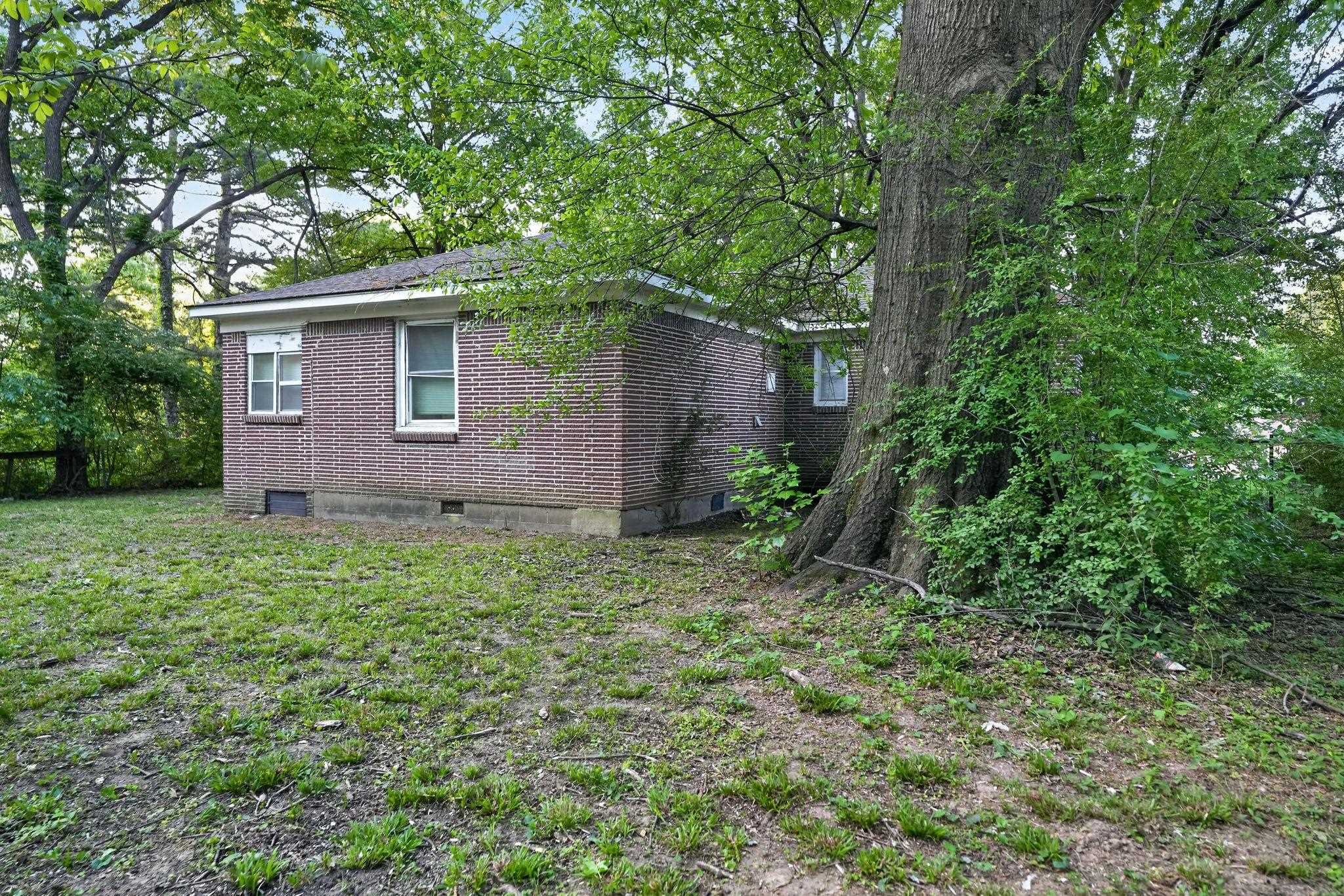 1886 Corning Ave Property Photo 2