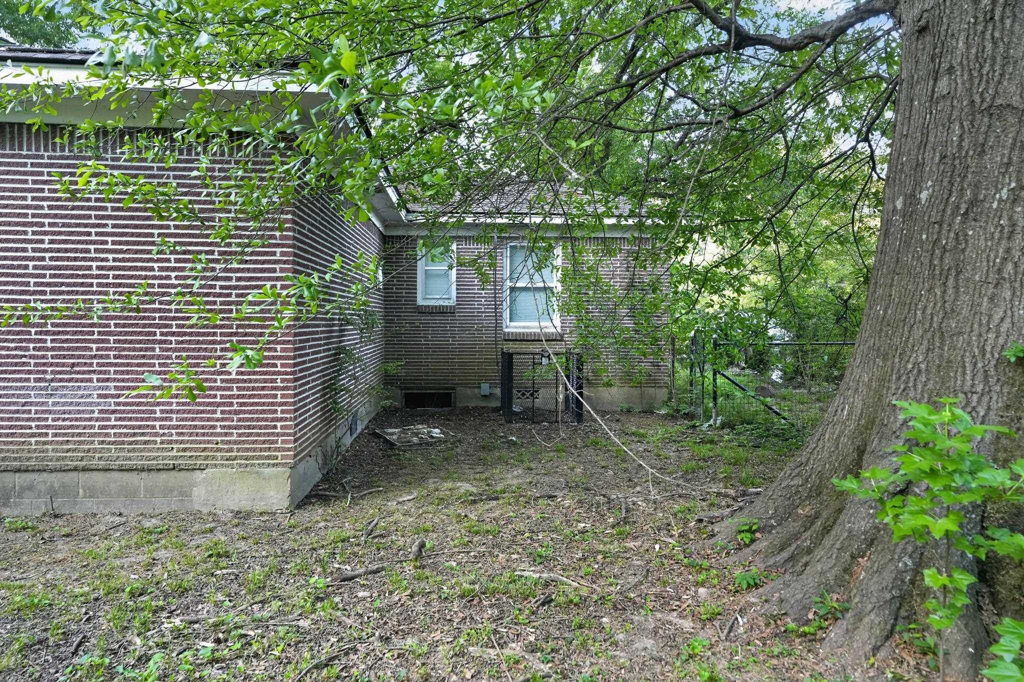 1886 Corning Ave Property Photo 4