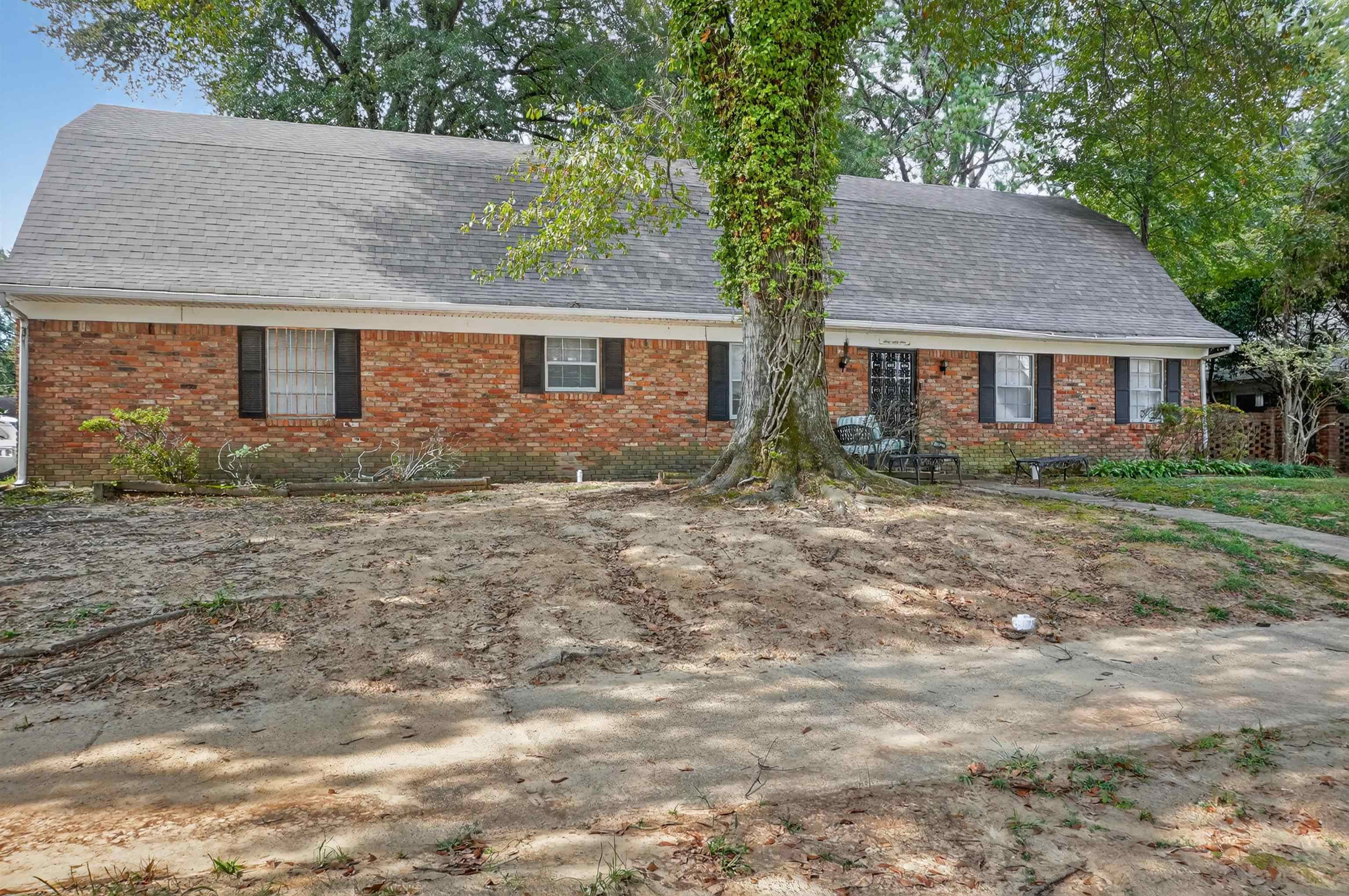 3083 EMERALD ST Property Photo 1
