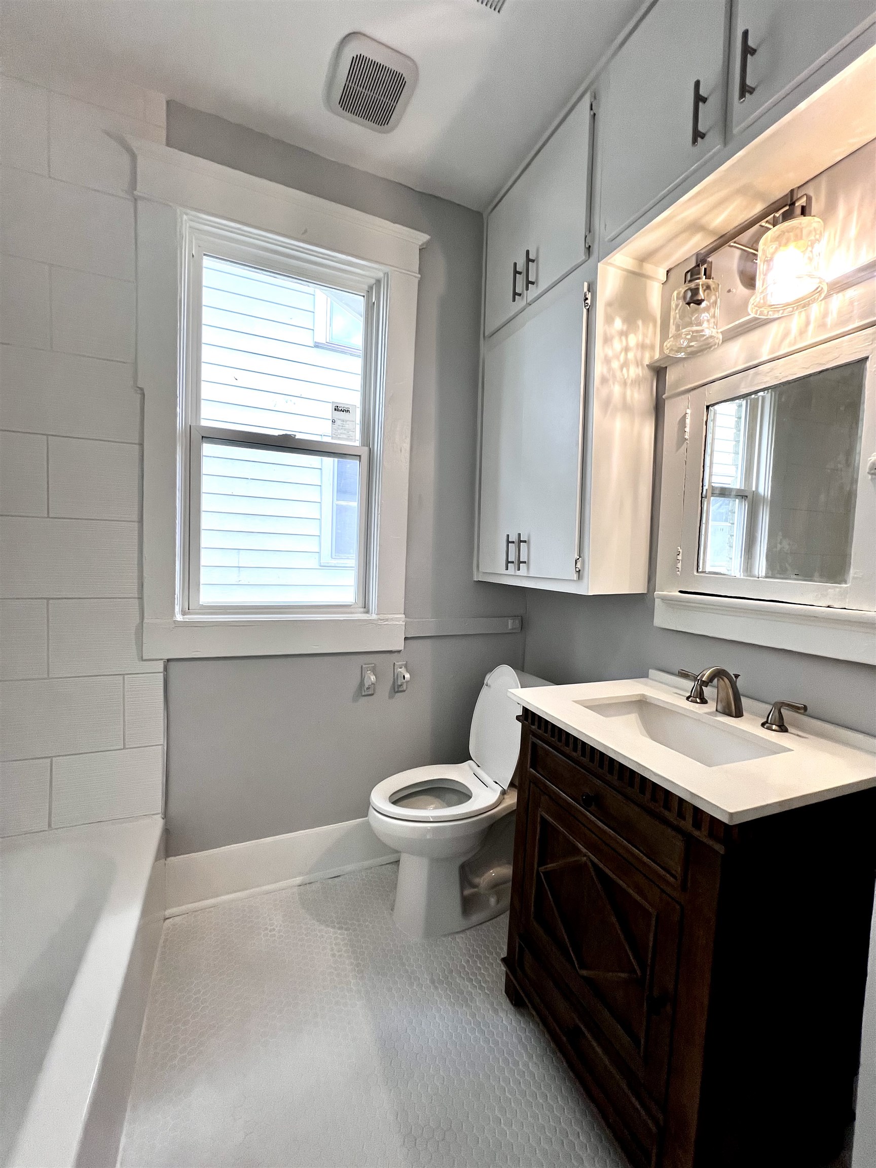1052 Faxon Ave Property Photo 7