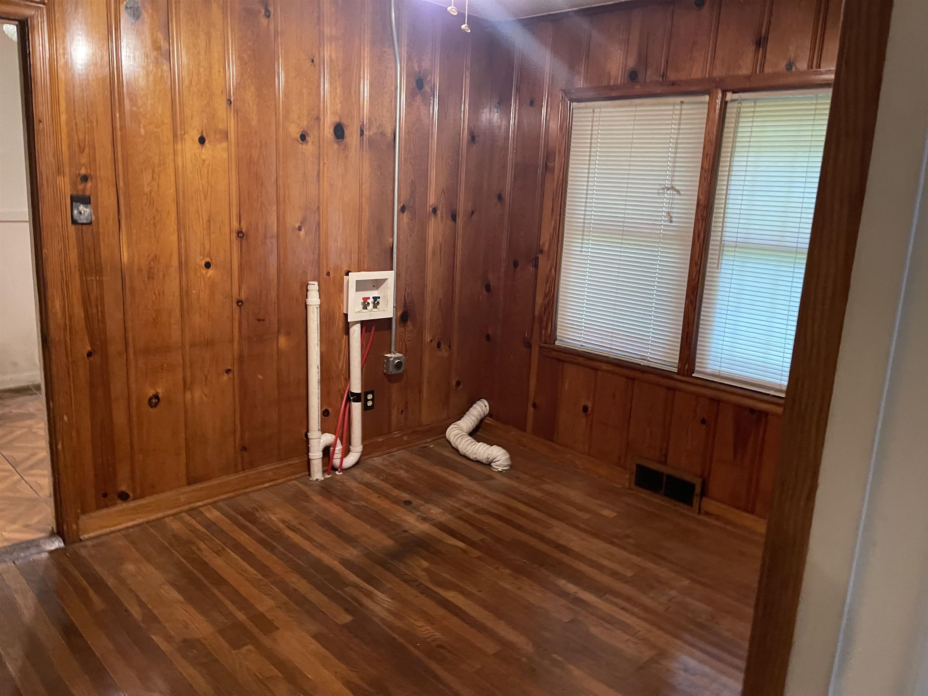 895 Enfield Rd Property Photo 6