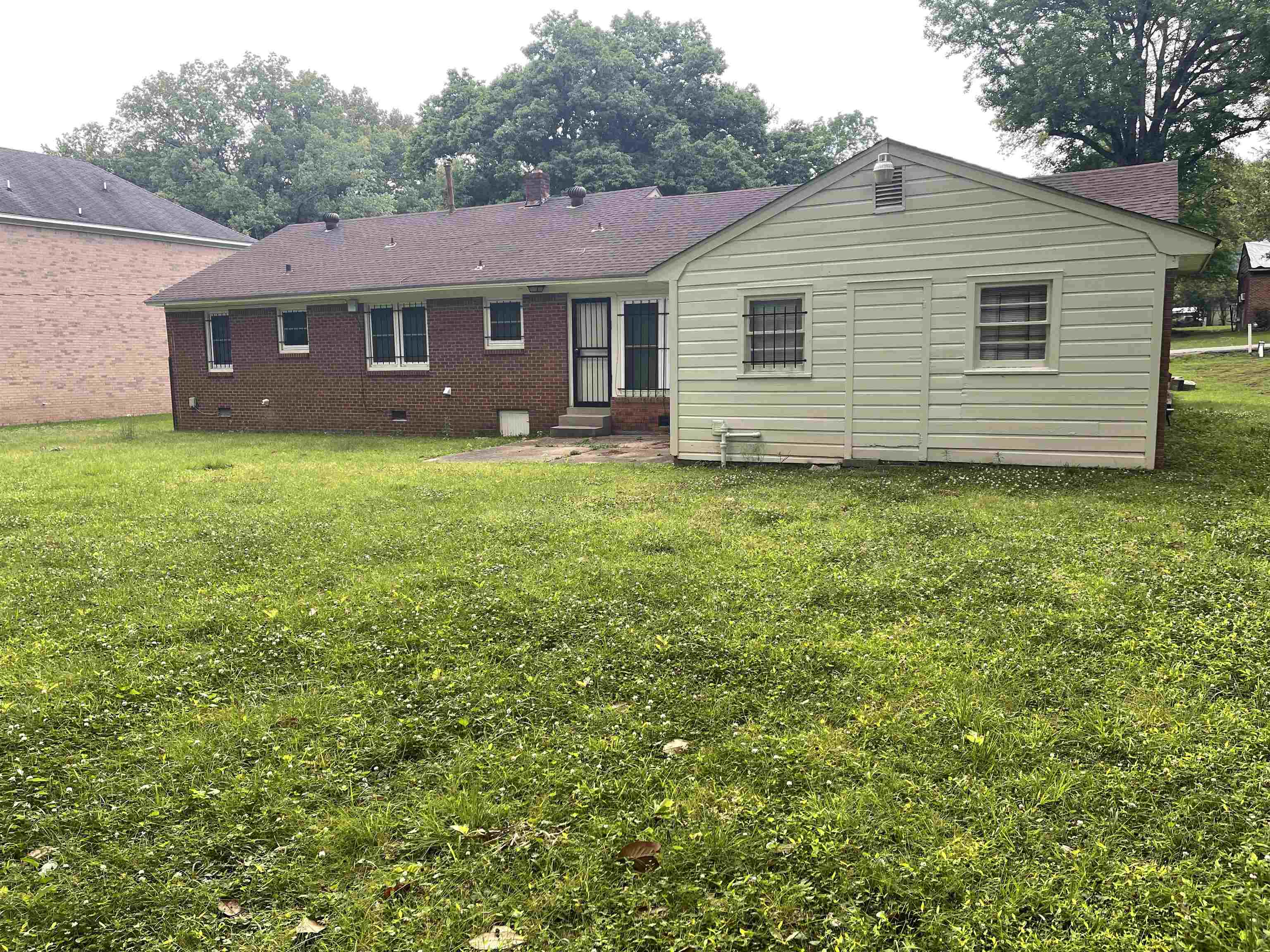 895 Enfield Rd Property Photo 8