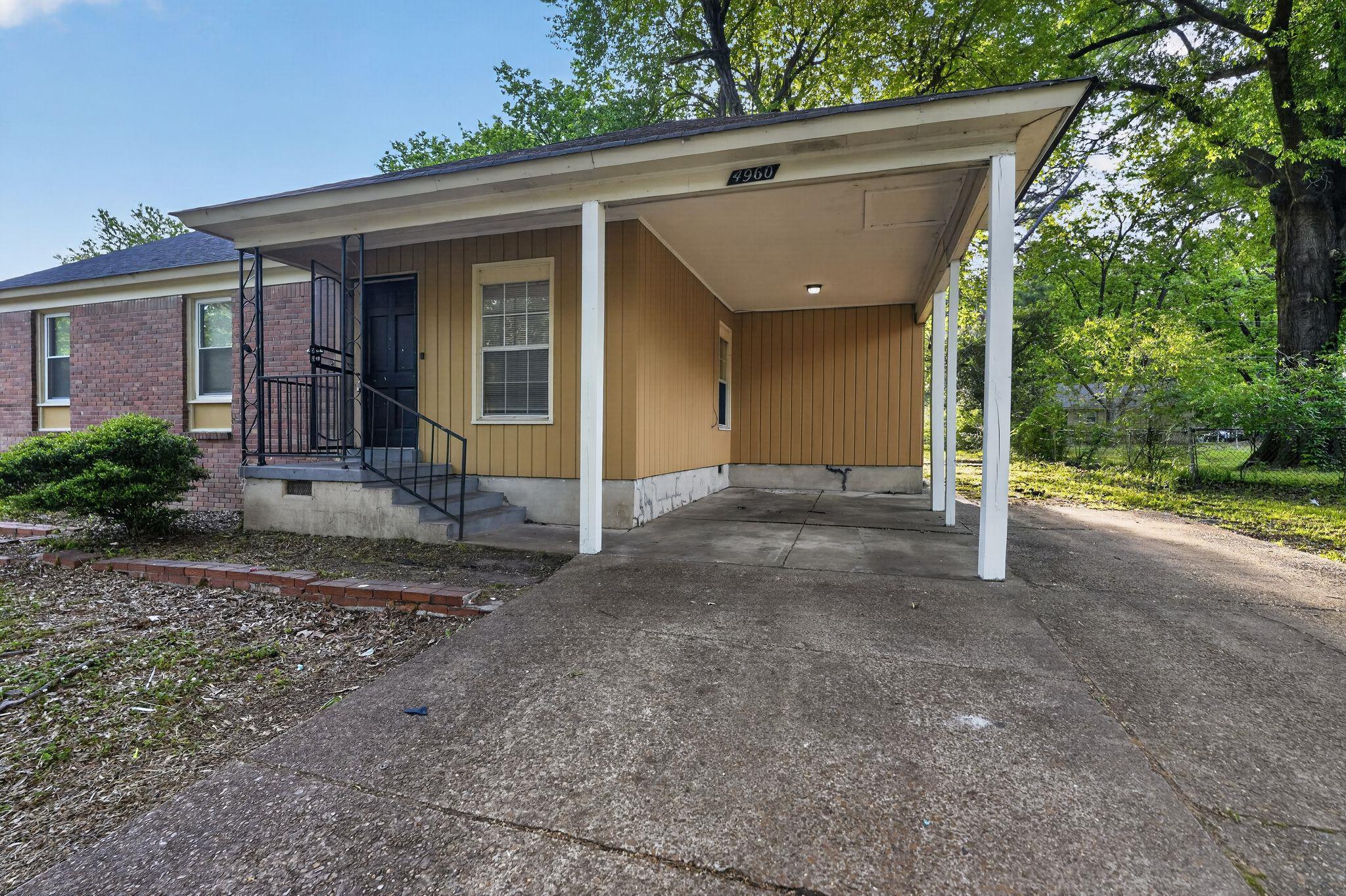4960 Loch Lomond Dr Property Photo 10