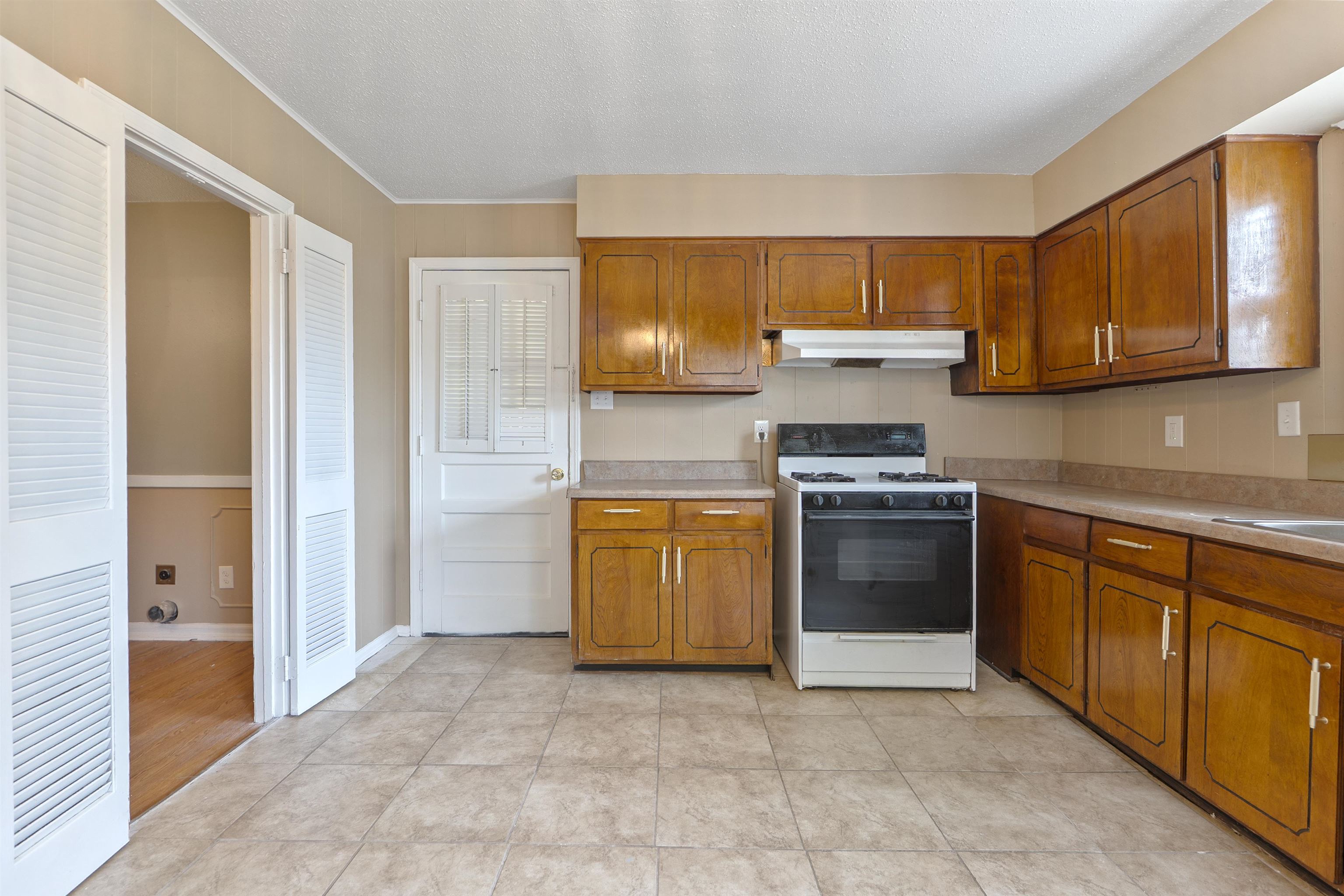 4445 Don St Property Photo 6