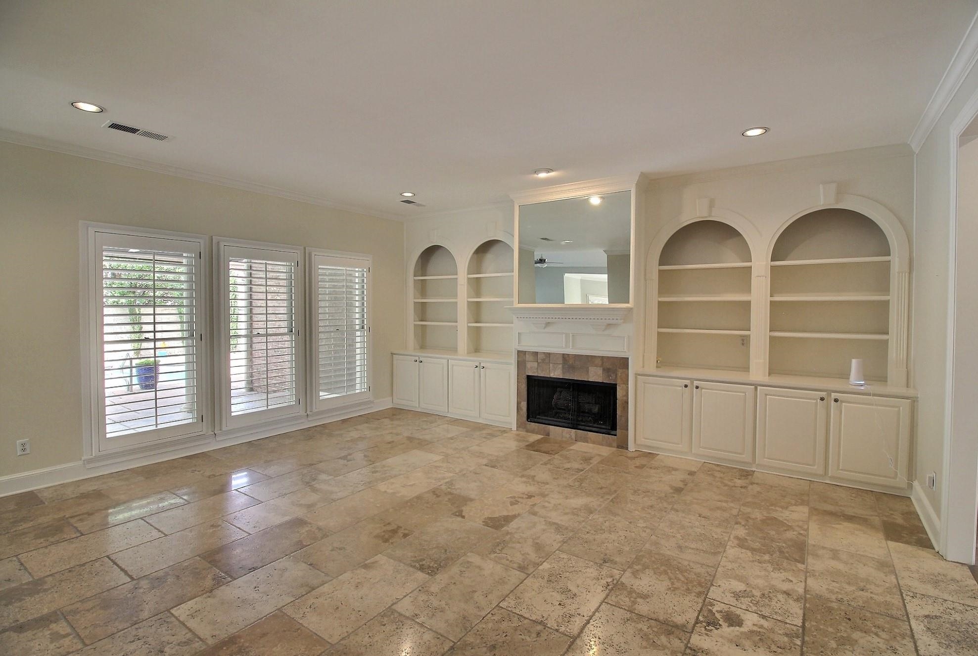 595 Kenrose St Property Photo 7
