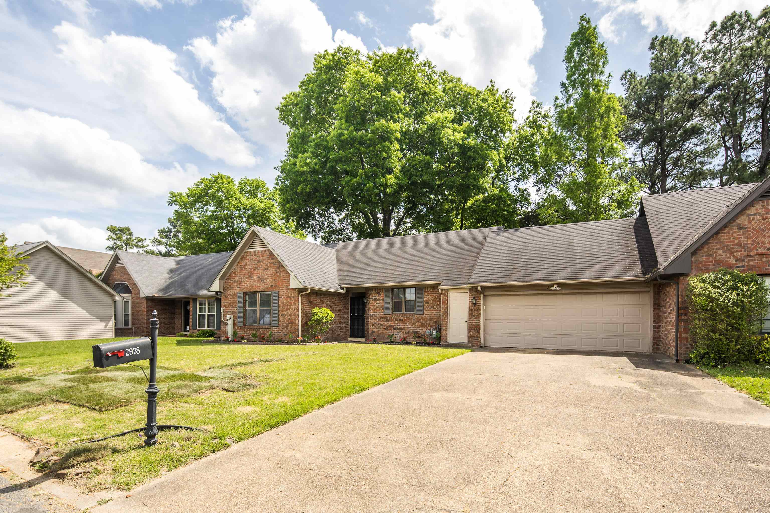 2978 Millers Pond Dr Property Photo 1