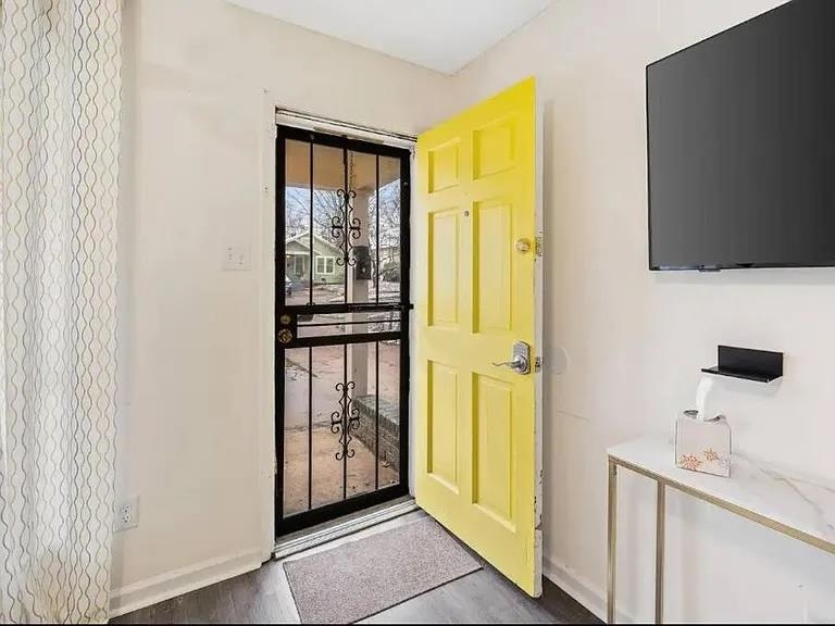 2552 Everett Ave Property Photo 5