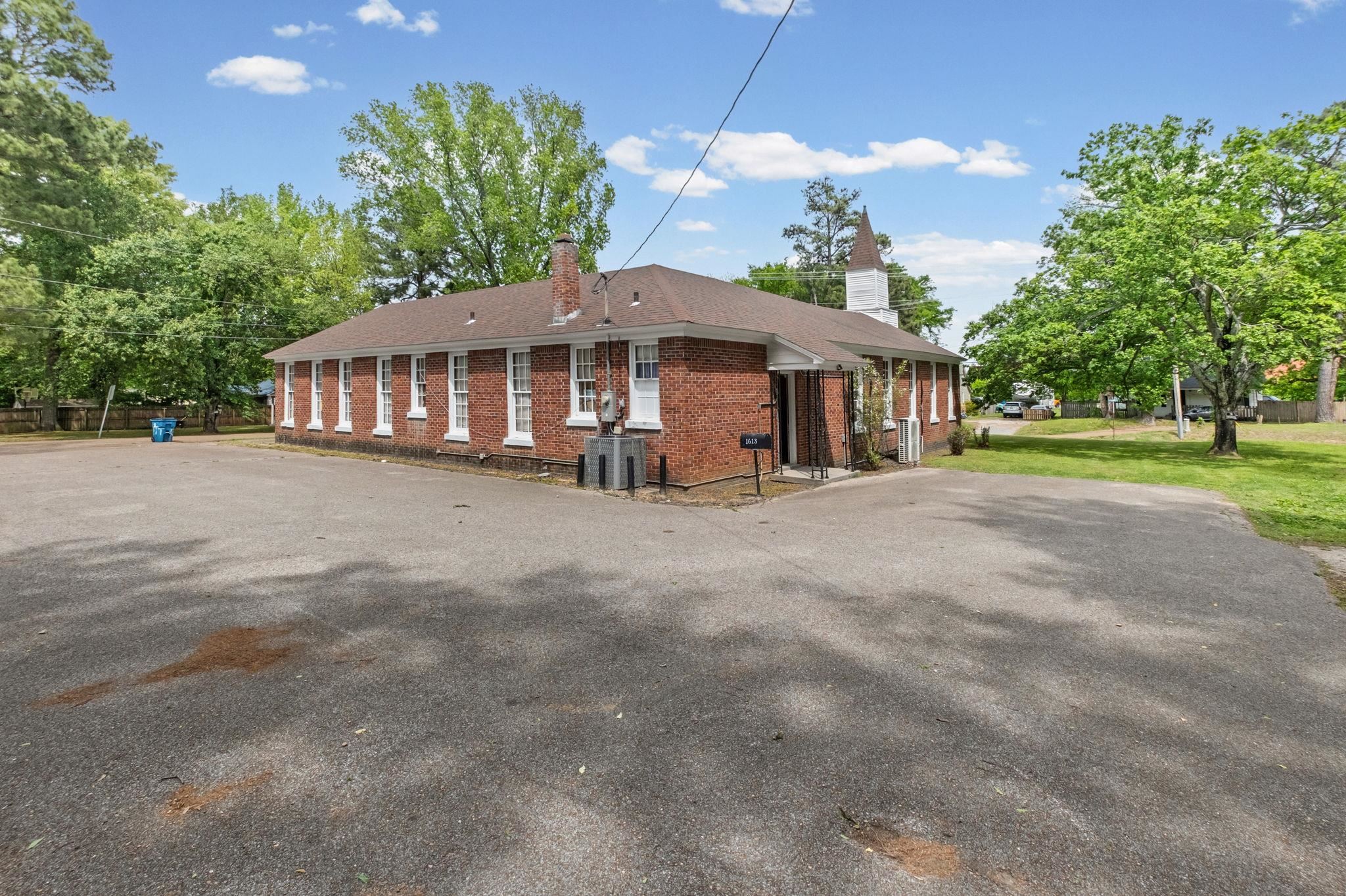 1613 S College St Property Photo 8