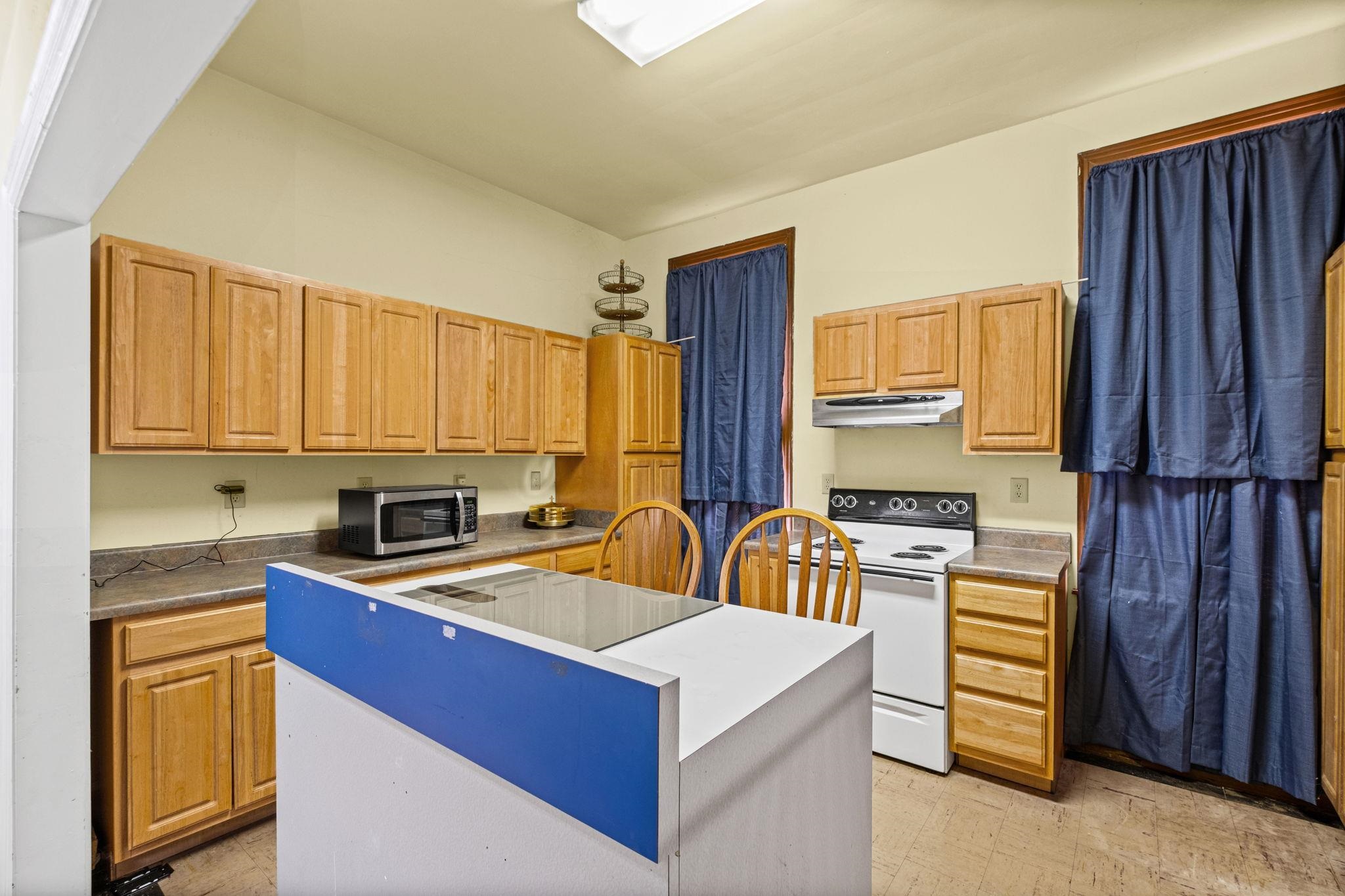 1613 S College St Property Photo 15