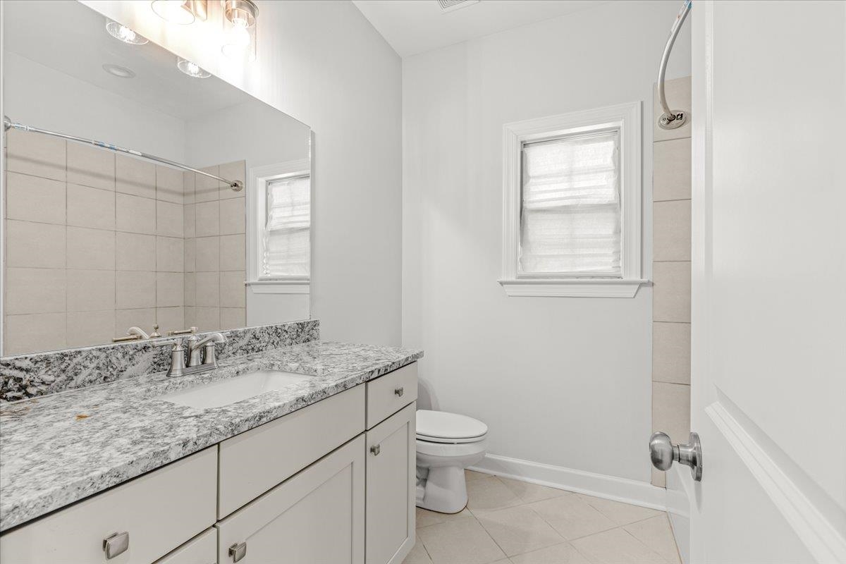 5127 Lawrenceburg Ln E Property Photo 8