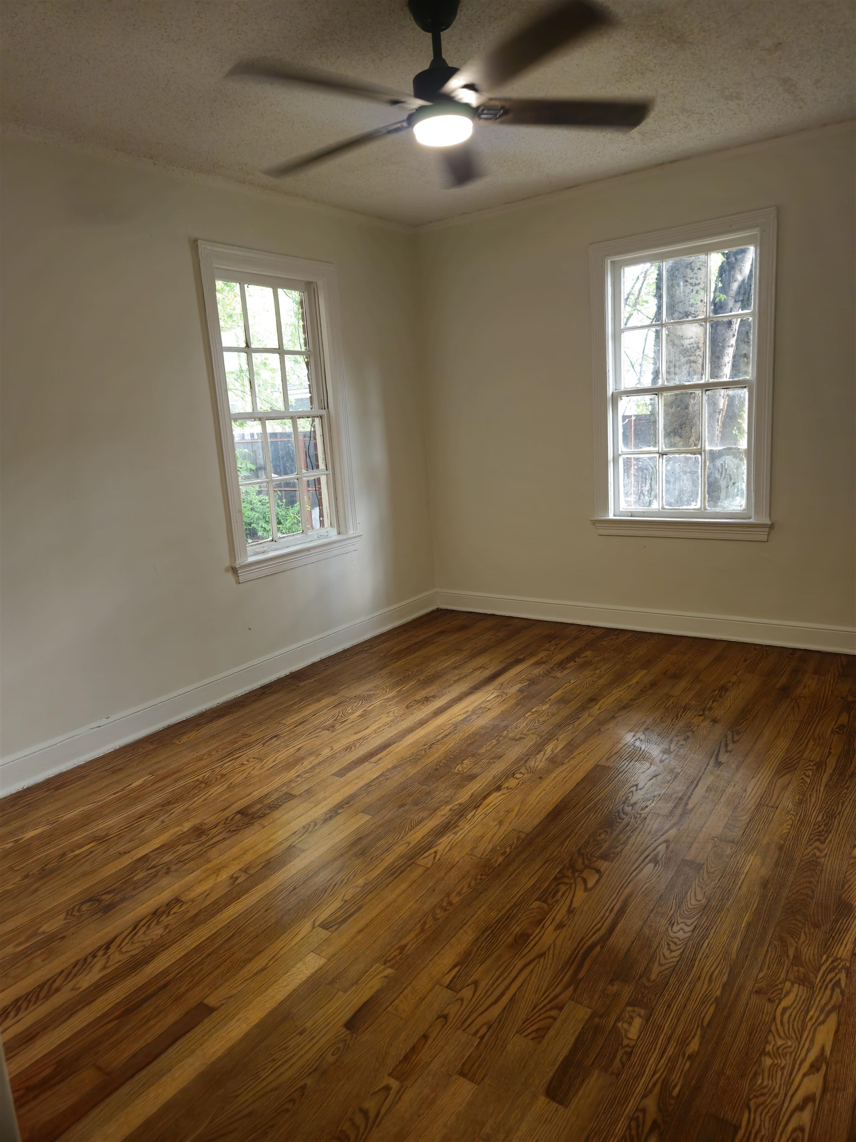 1096 Gordon St Property Photo 4