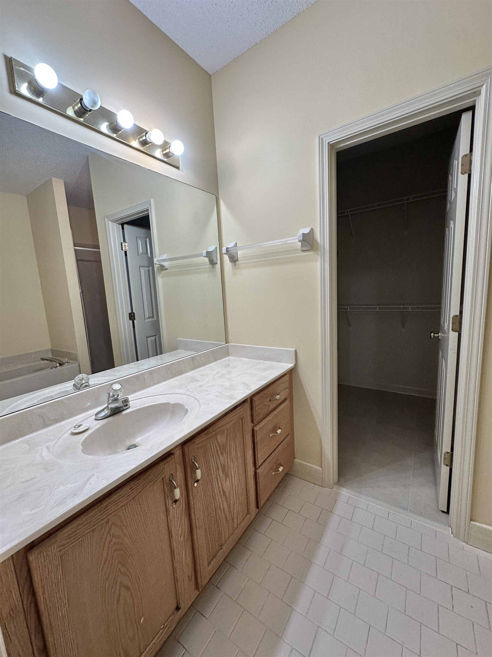 596 W Ashley Glen Cir Property Photo 15
