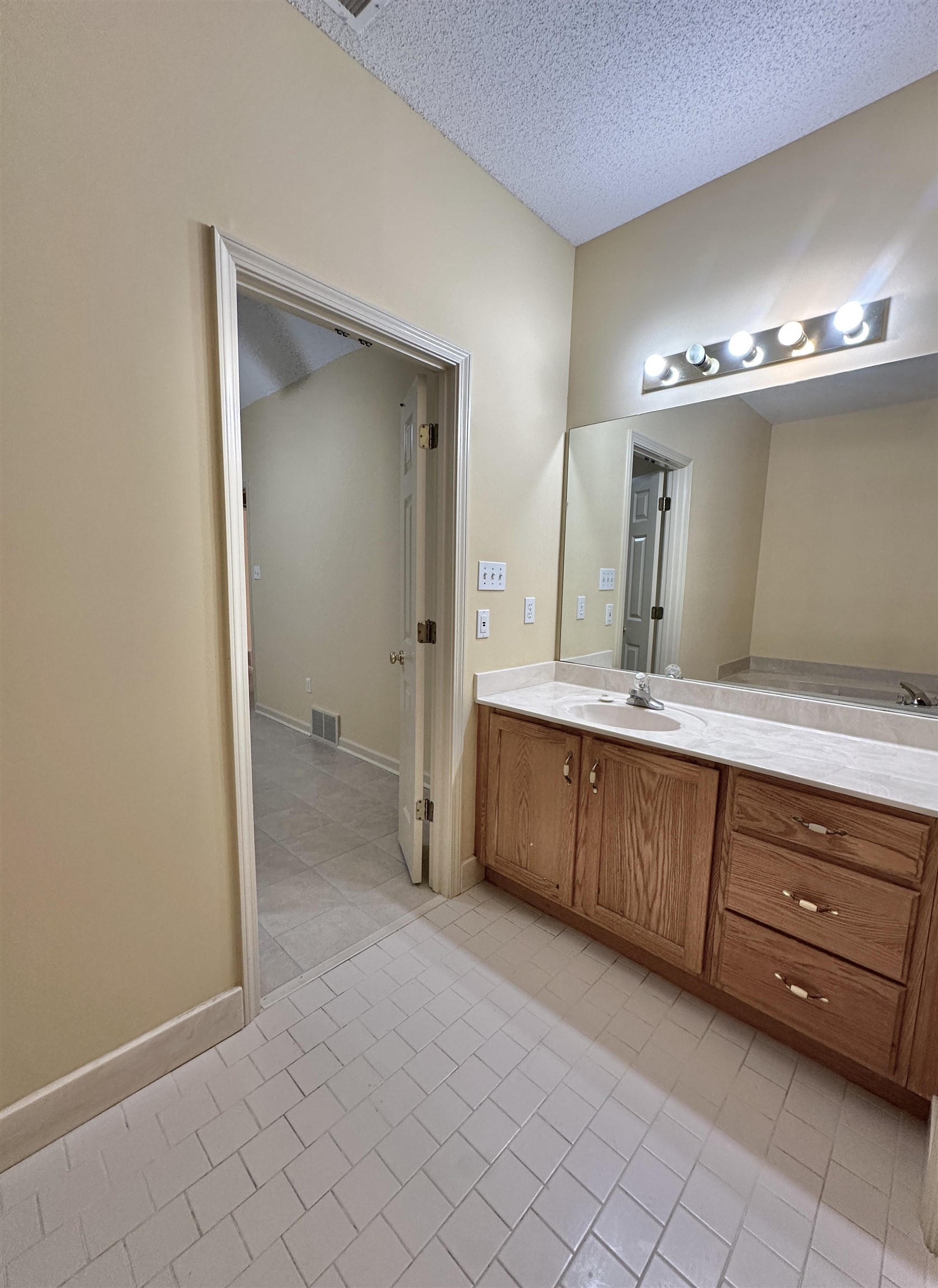 596 W Ashley Glen Cir Property Photo 17