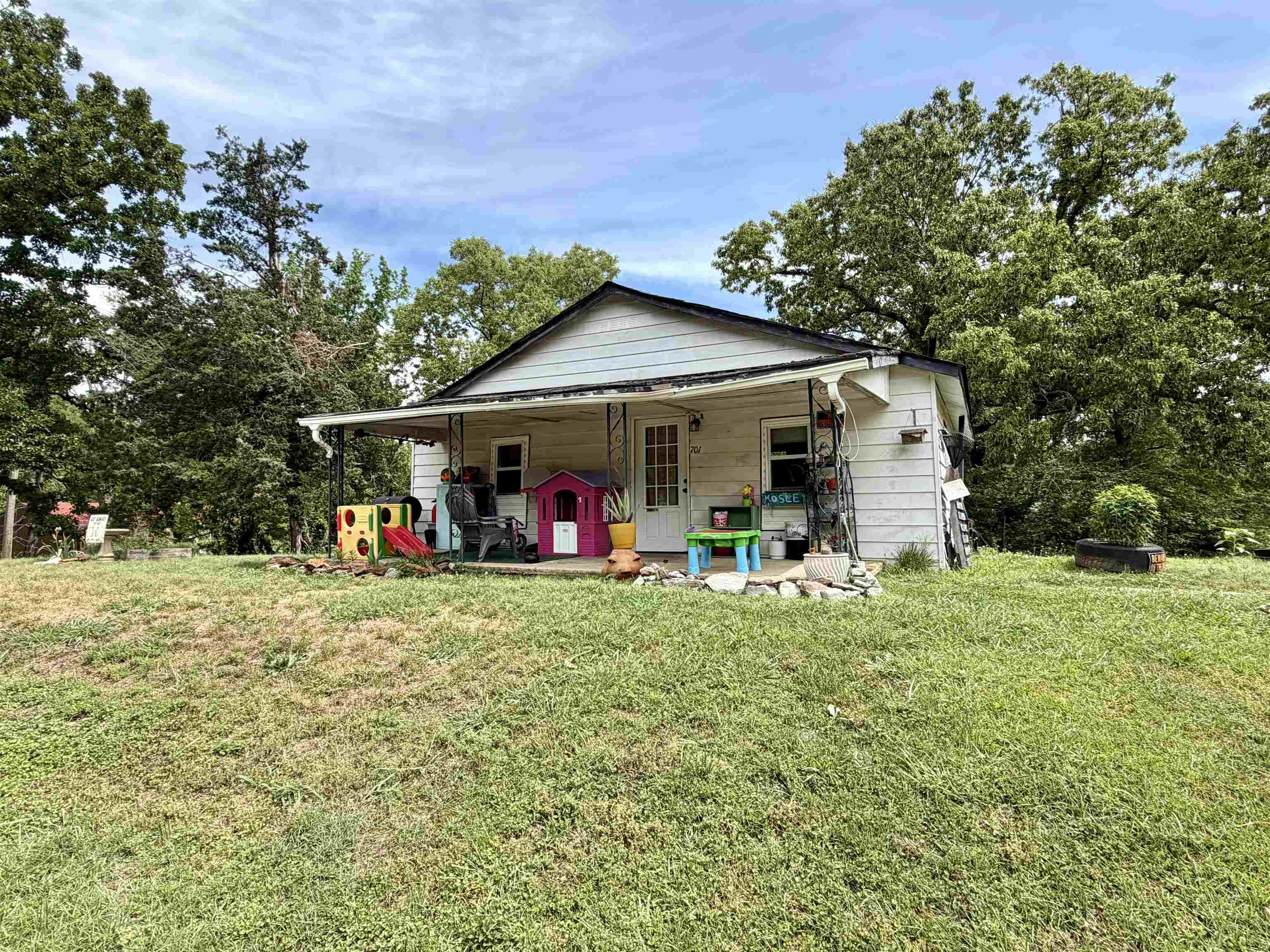 701 CIRCLE HILL DR Property Photo 1