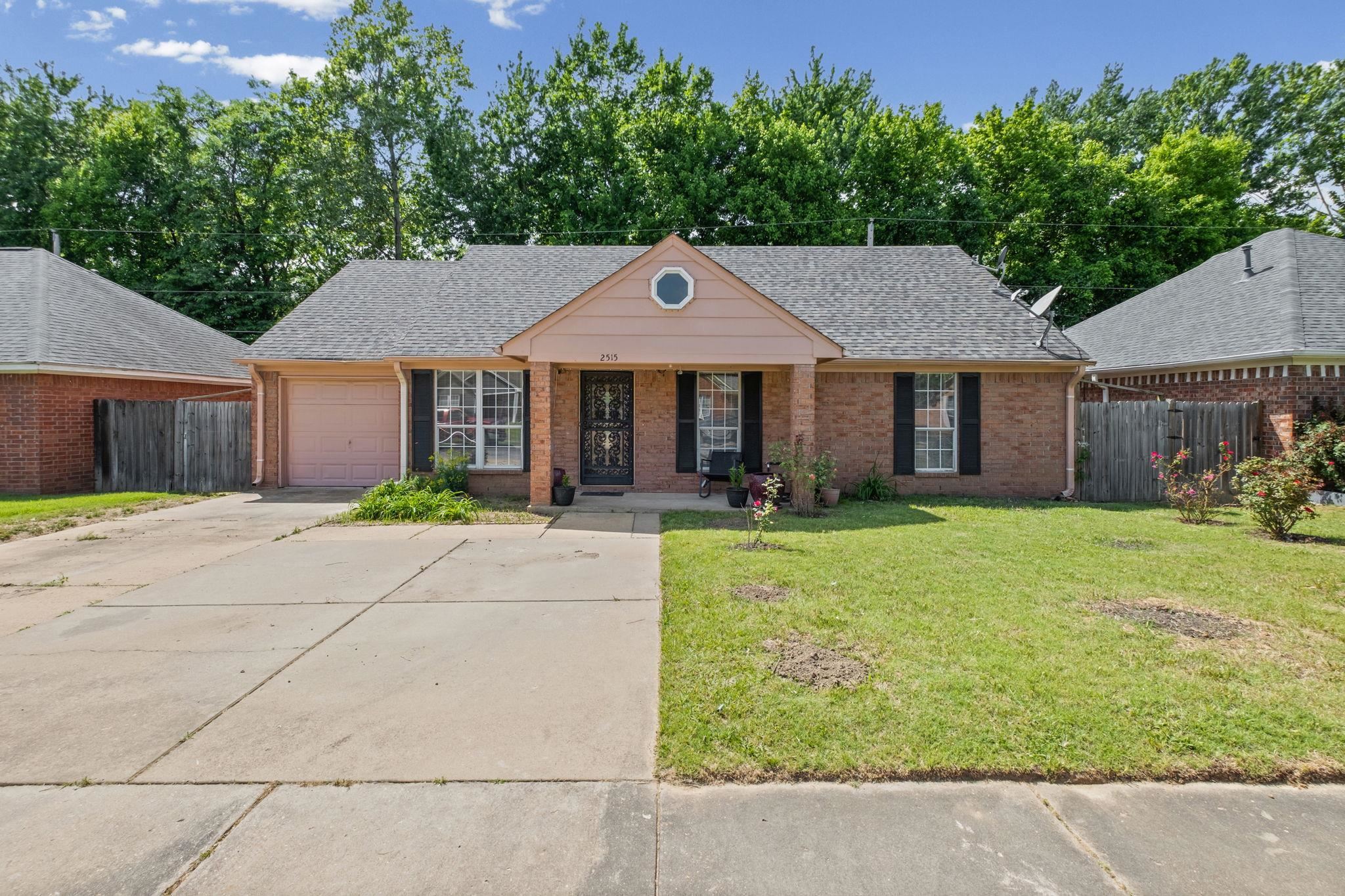 2515 Parkview Dr Property Photo 1