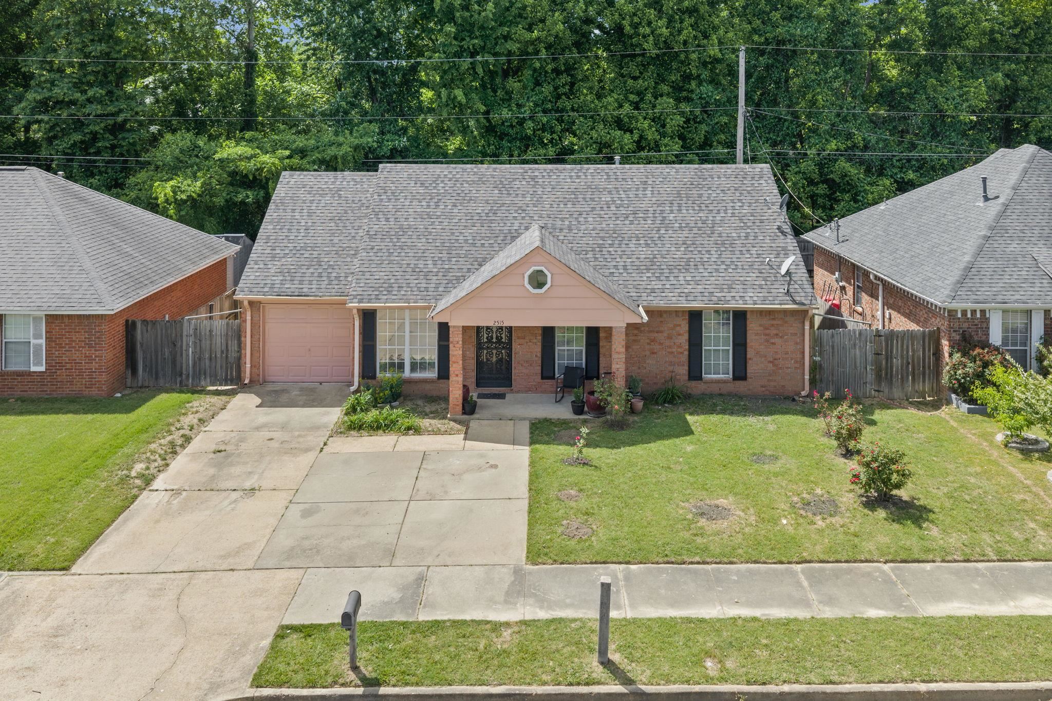 2515 Parkview Dr Property Photo 2
