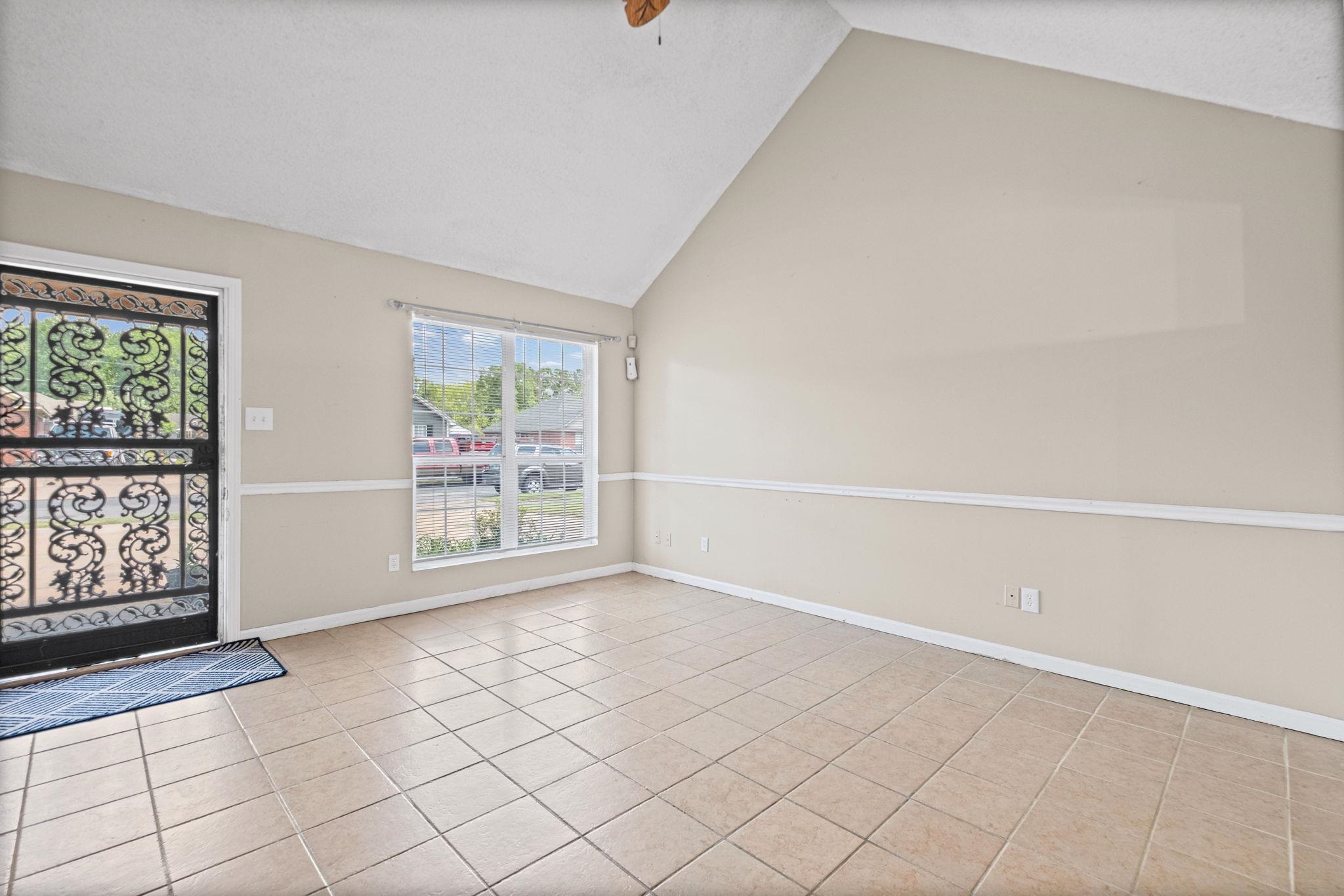 2515 Parkview Dr Property Photo 9