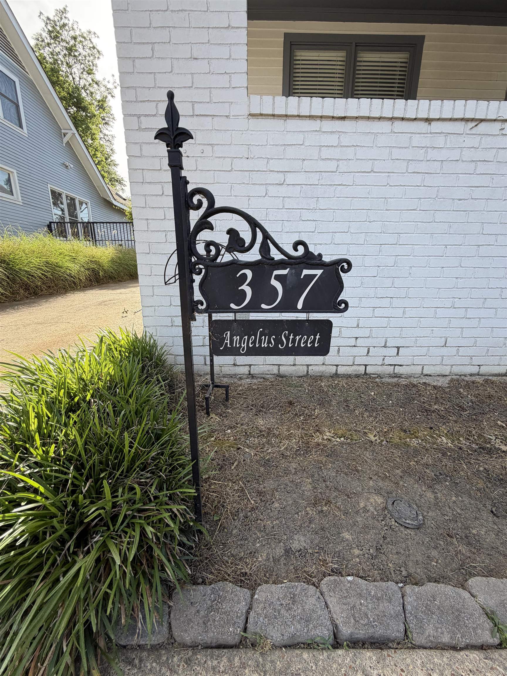 357 Angelus St Property Photo 4