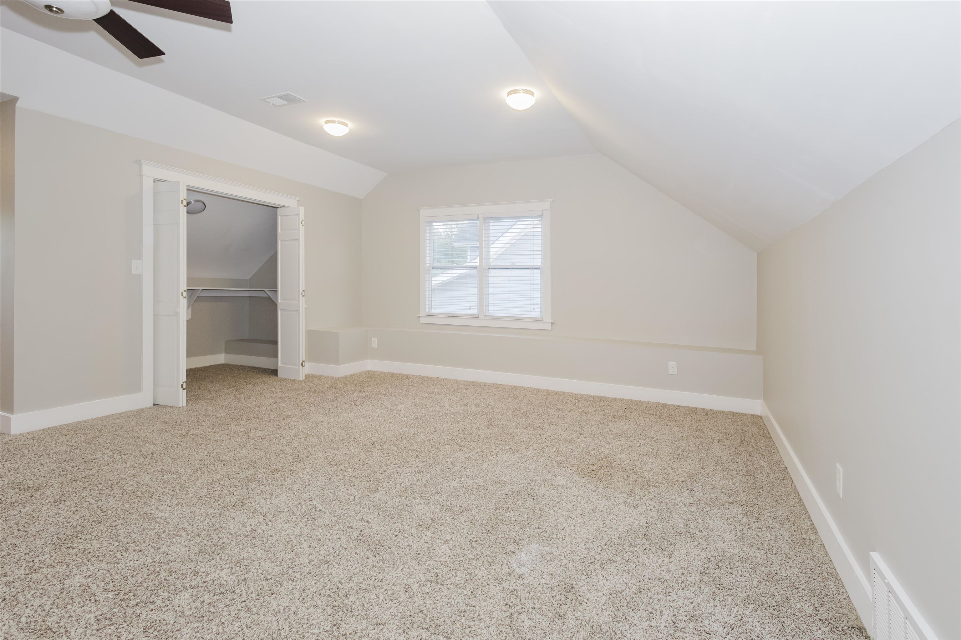 357 Angelus St Property Photo 33