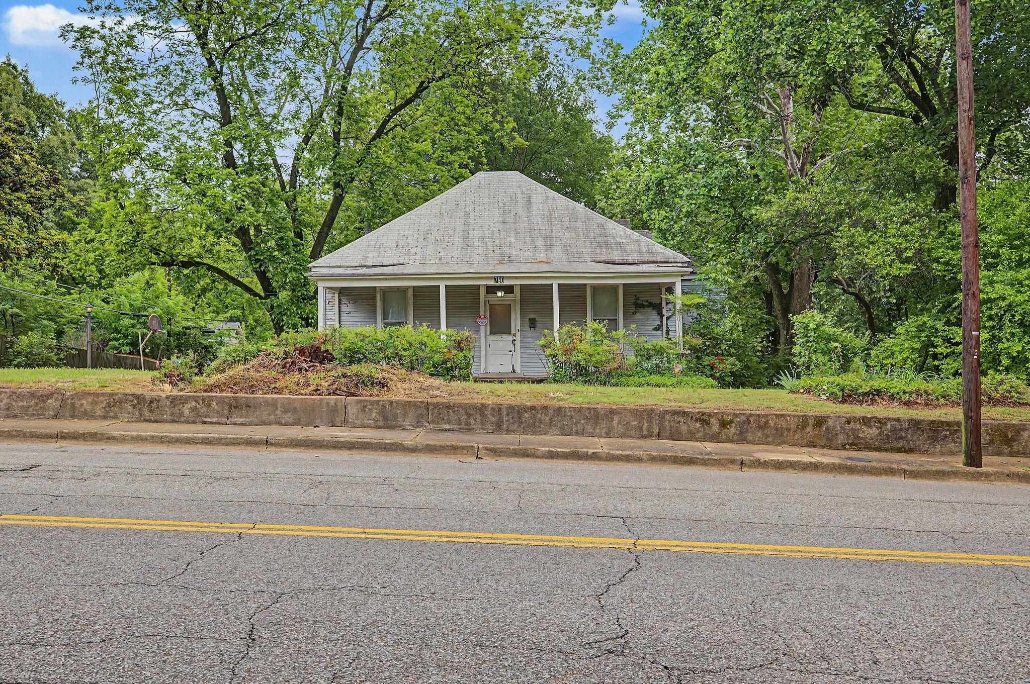 790 Colonial Rd Property Photo 4