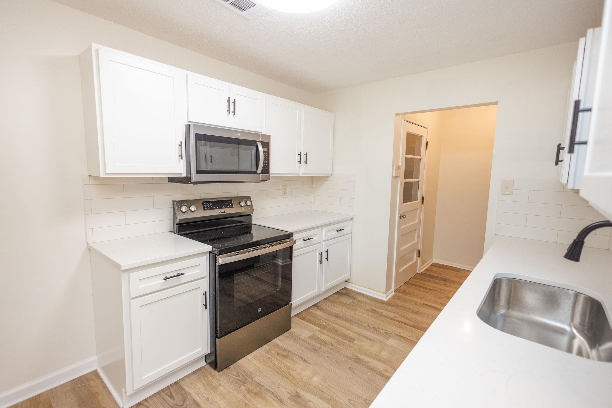 3217 Joslyn St Property Photo 6