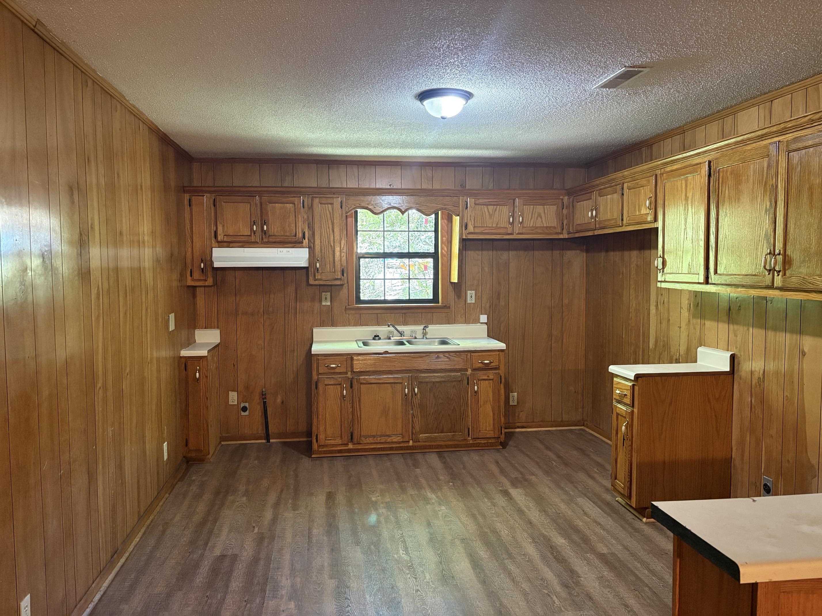 146 Walker St Property Photo 4