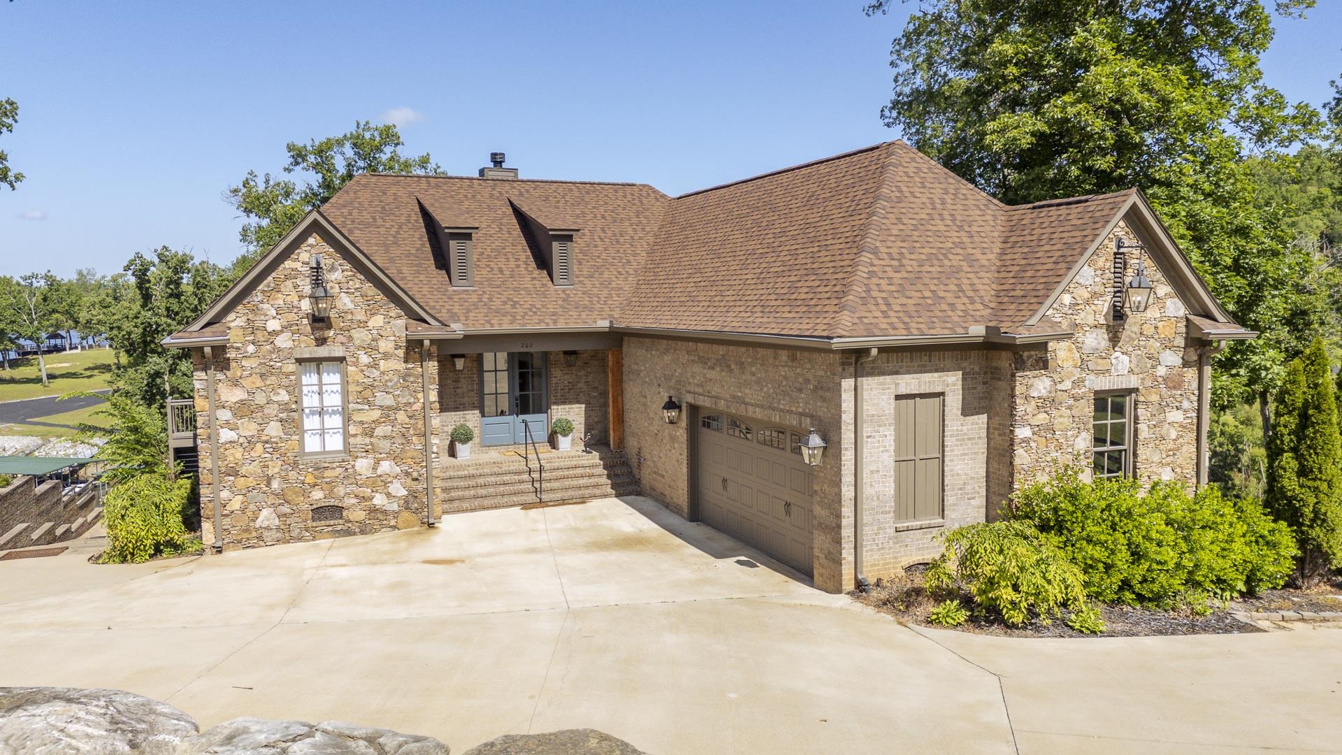 202 Riverbend Ln Property Photo 4