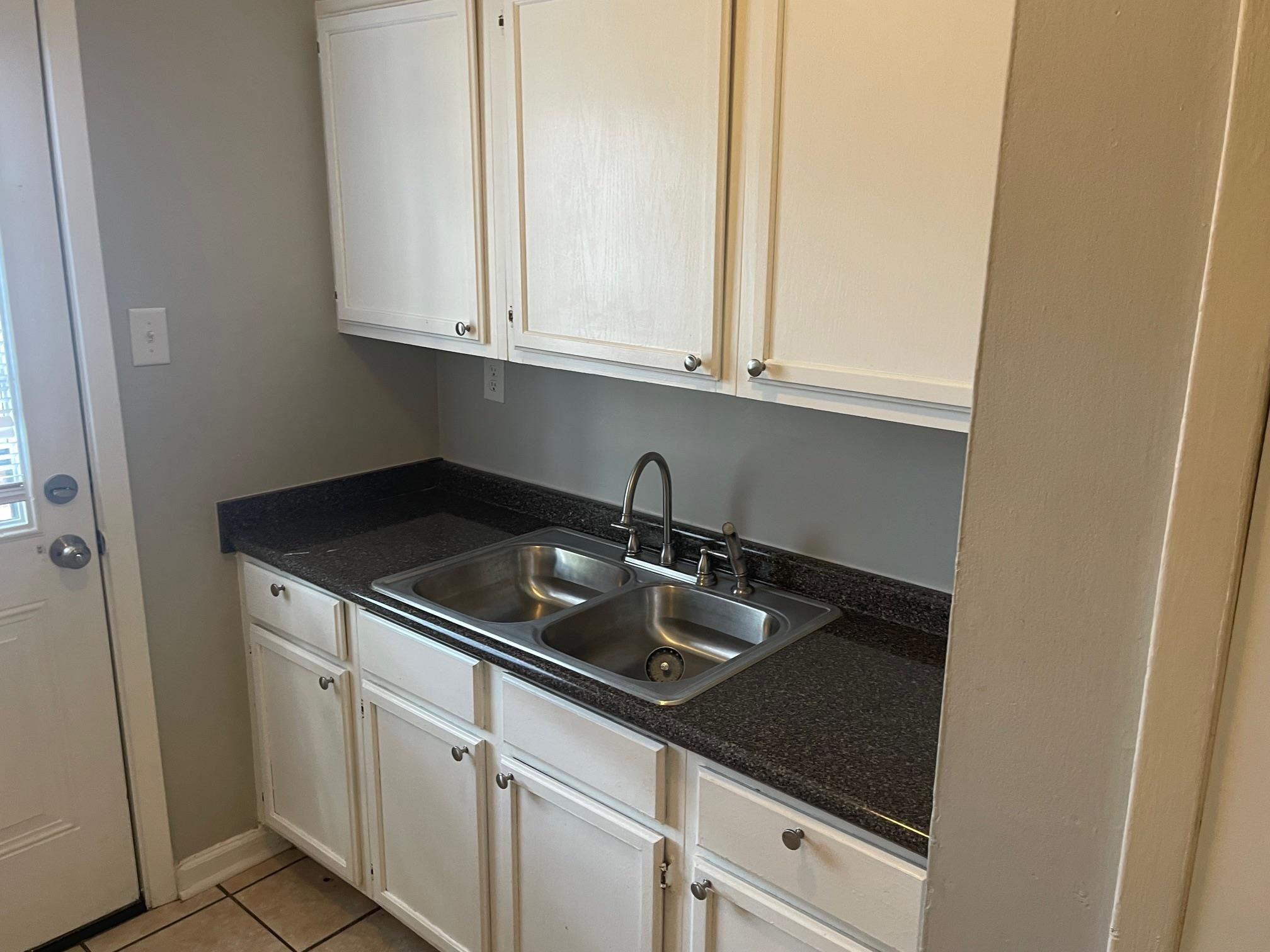 1055 Treadwell St Property Photo 3