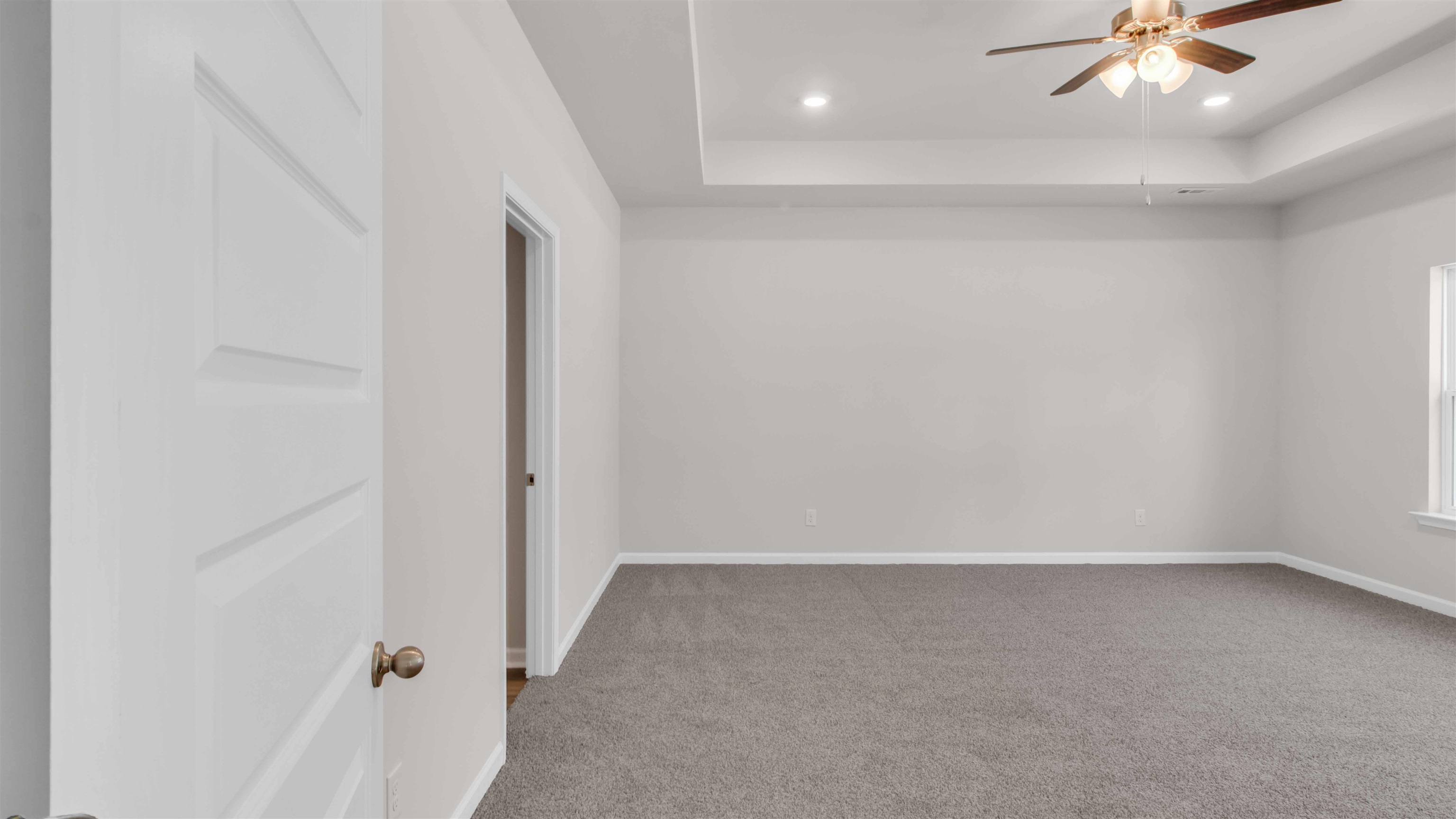 560 Riverdale Dr Property Photo 15