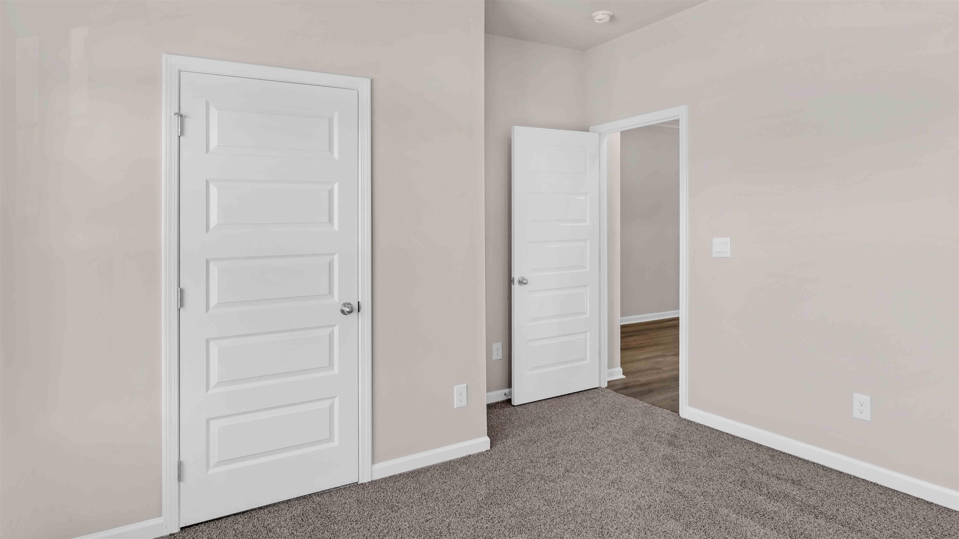 560 Riverdale Dr Property Photo 22