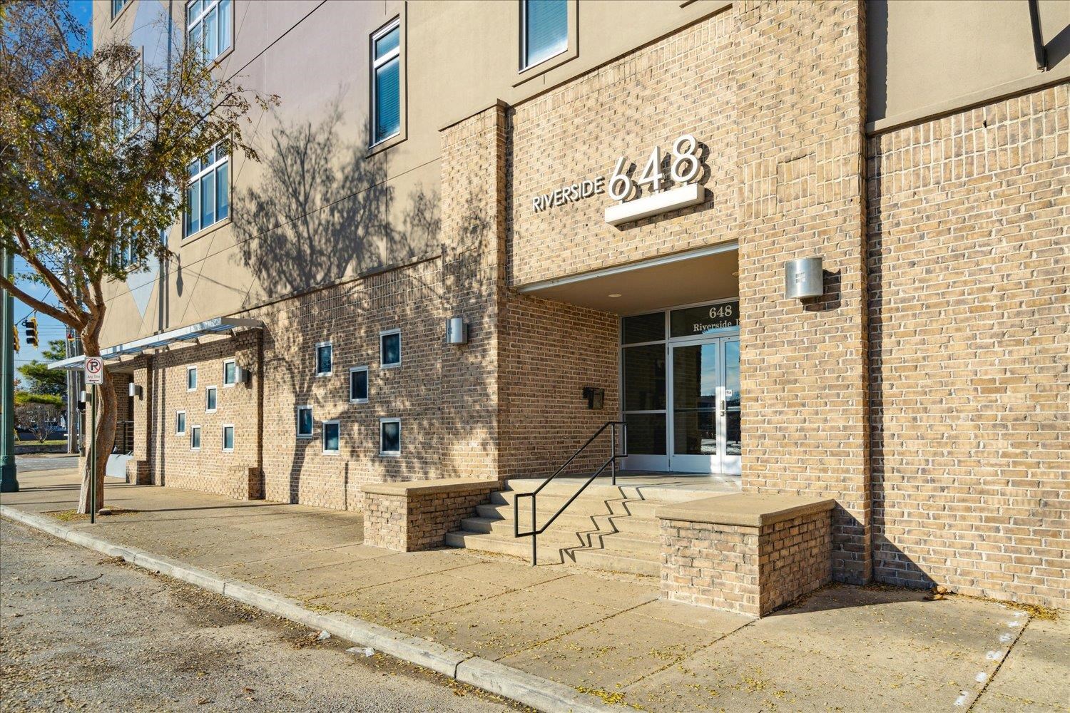 648 S Riverside Dr 411 Property Photo 32