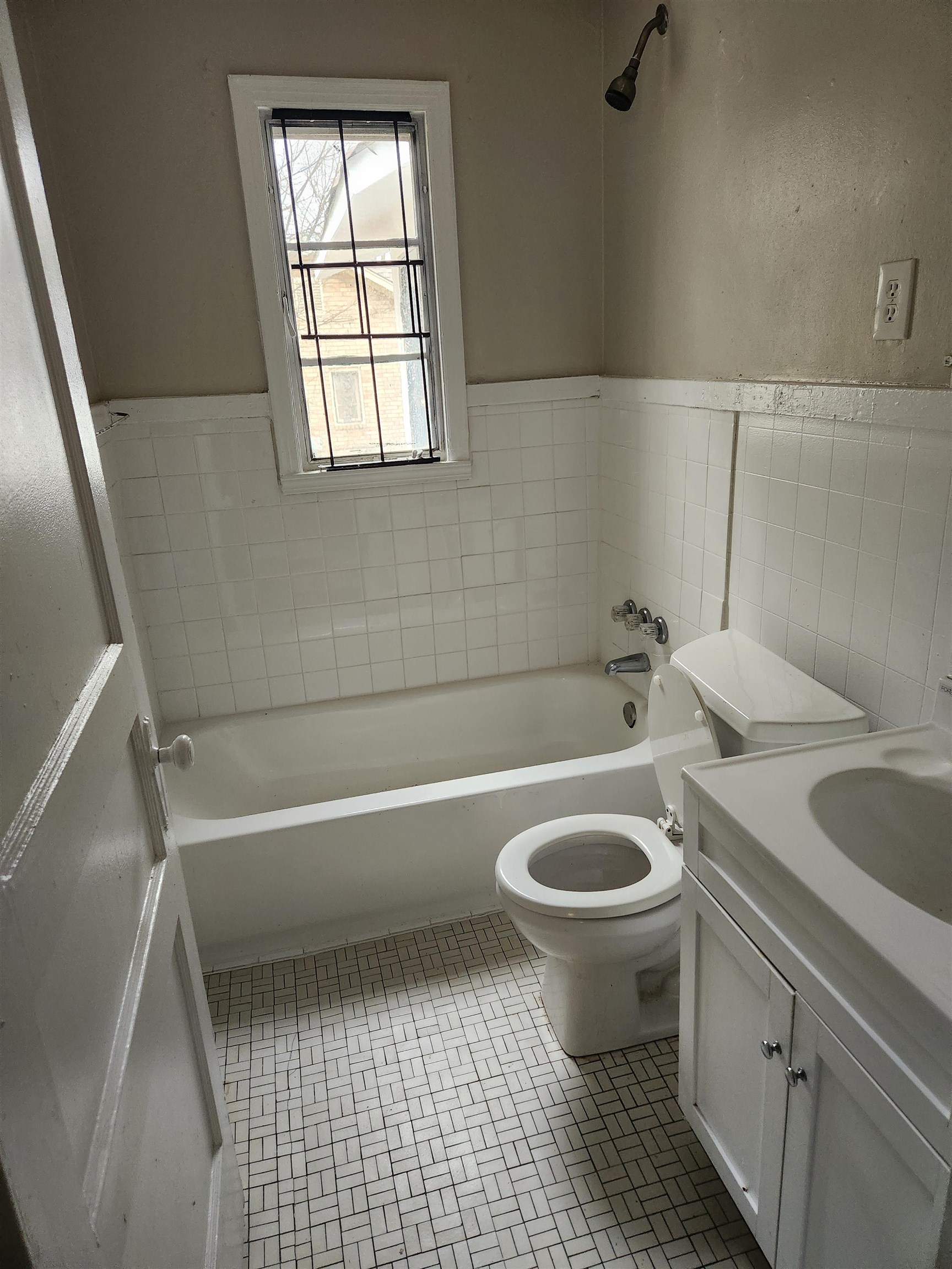 1817 Wellington Ave Property Photo 5