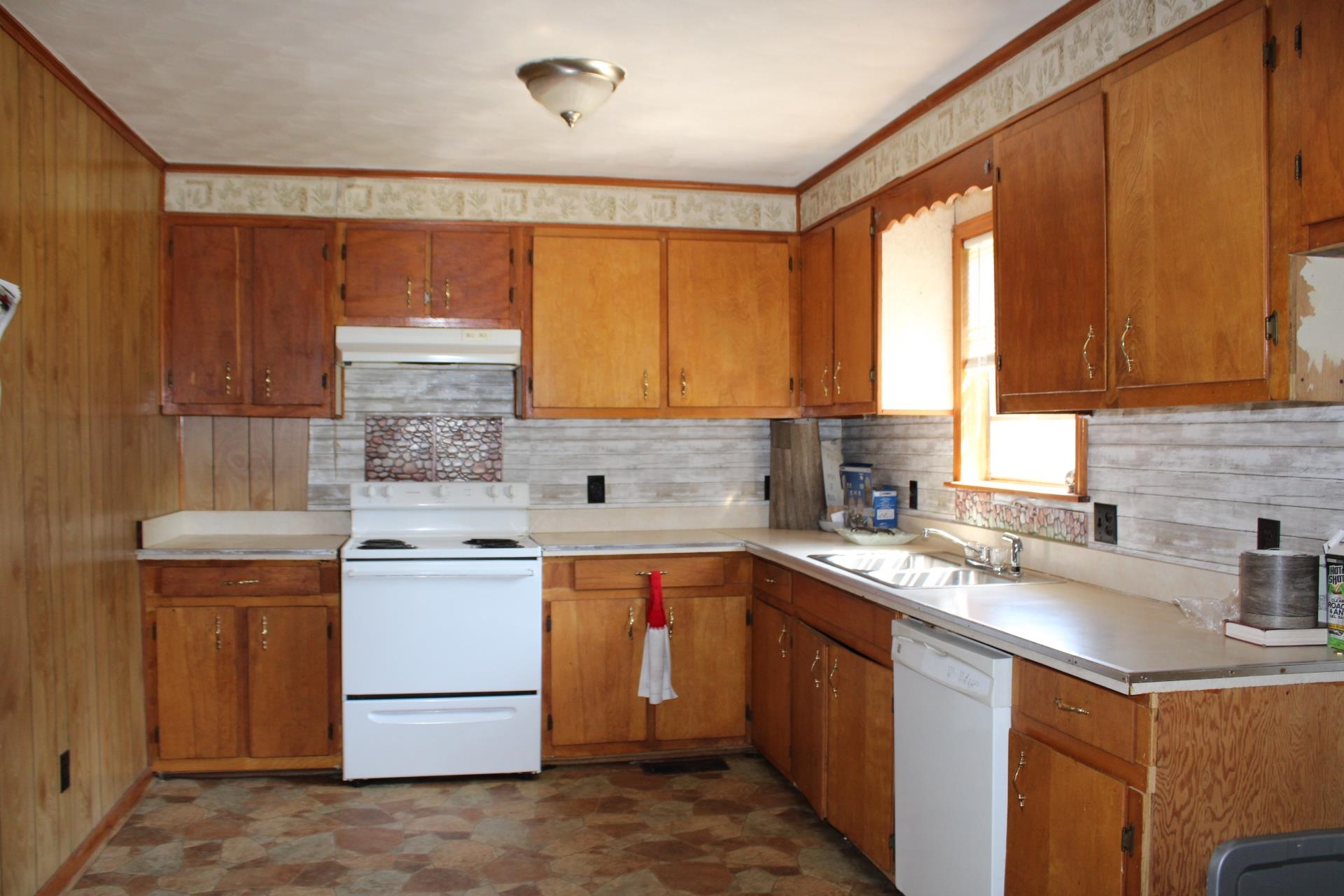 584 Chisholm Lake Rd Property Photo 3