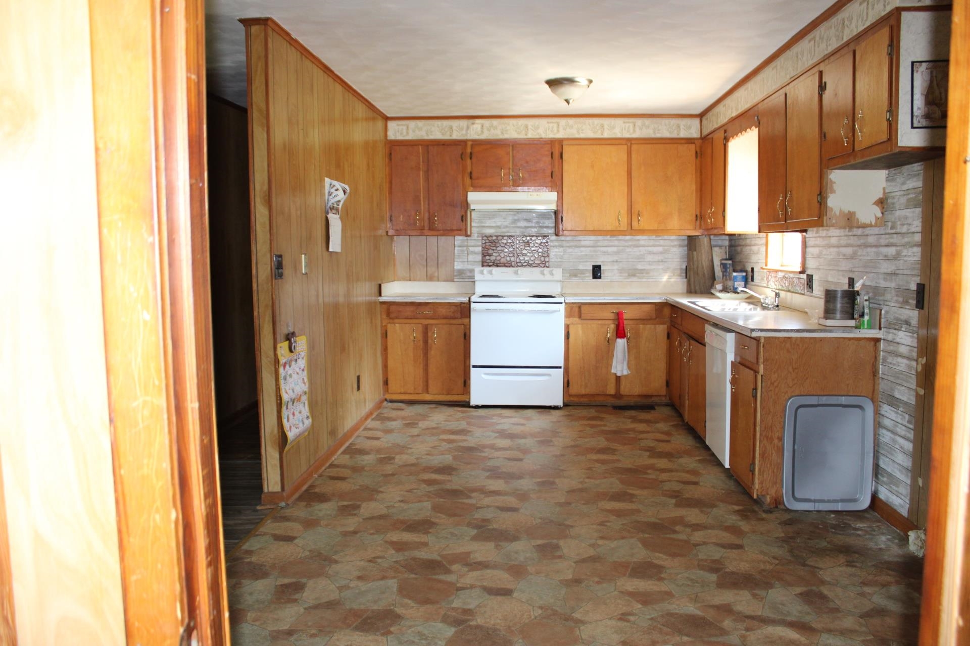 584 Chisholm Lake Rd Property Photo 4