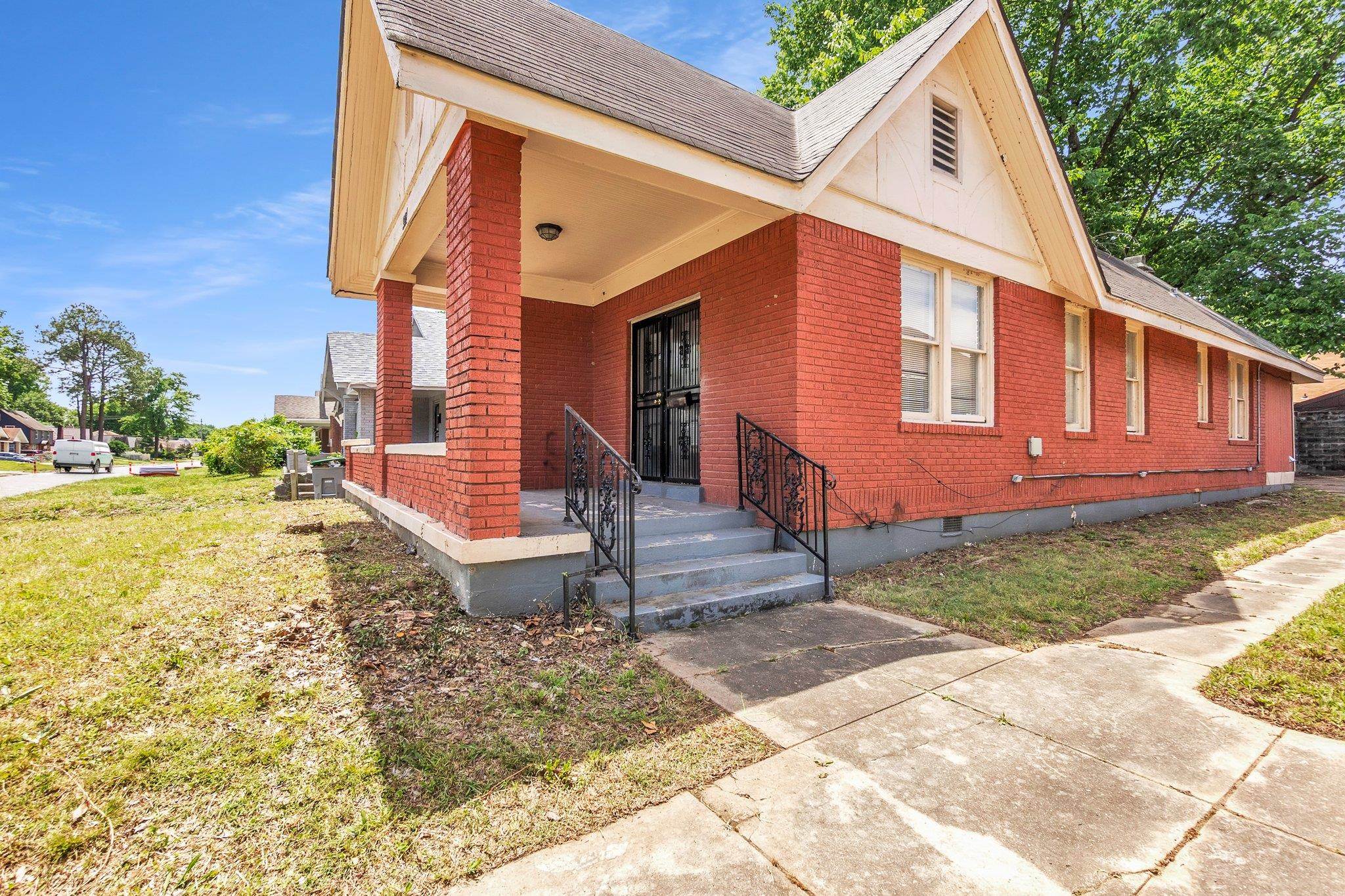 925 N Willett St Property Photo 3