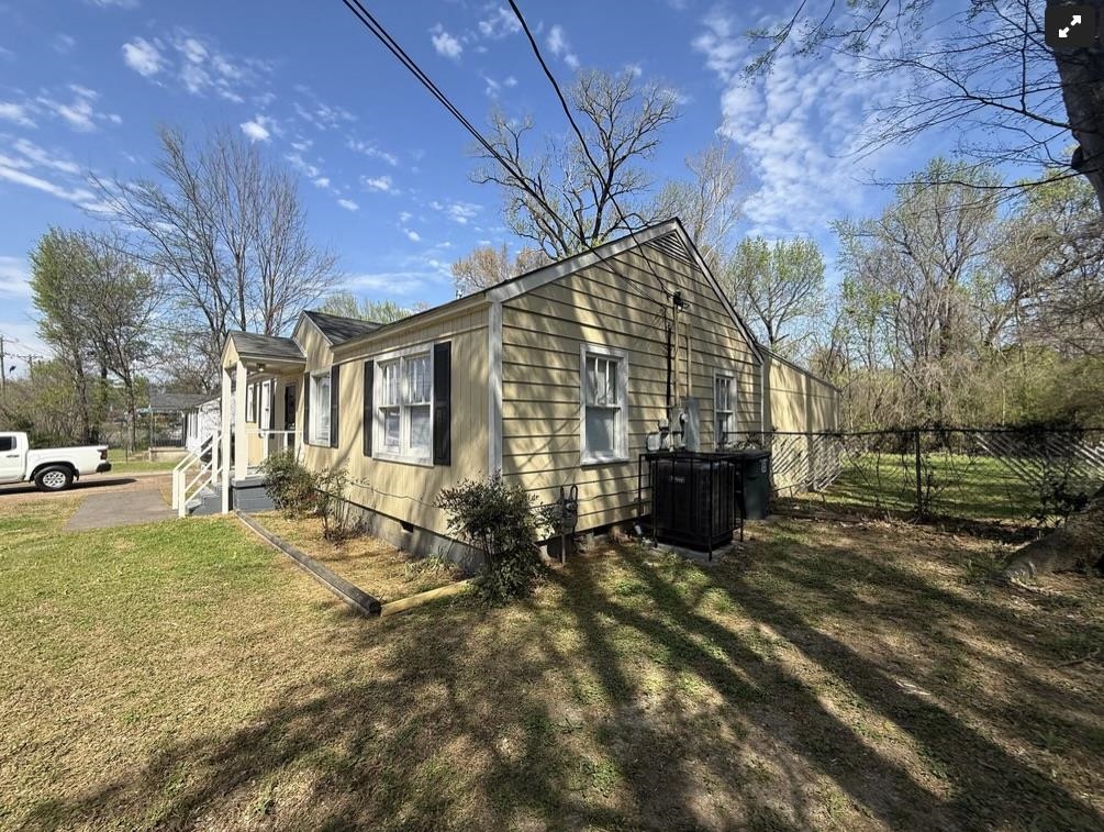 3312 University St Property Photo 2