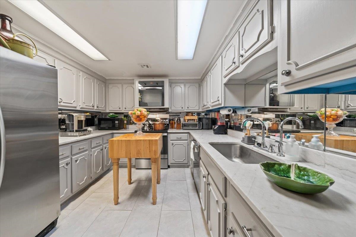 475 N Highland Ave 12a B Property Photo 17