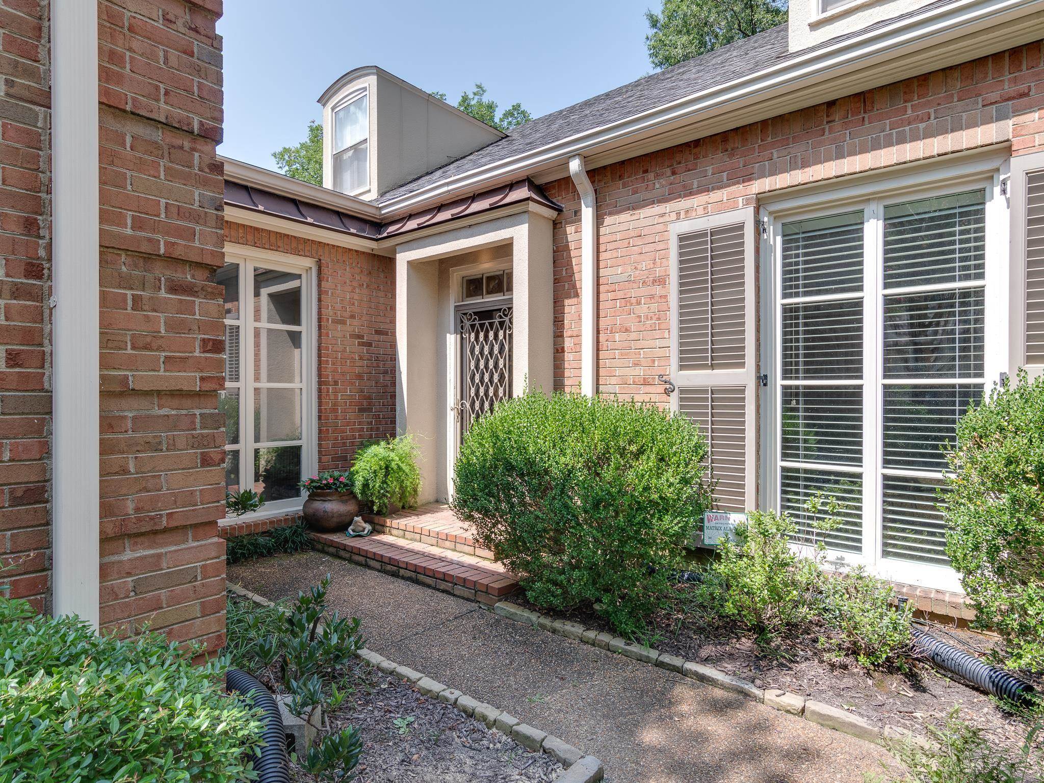 575 Club Walk Ln 2 Property Photo 2