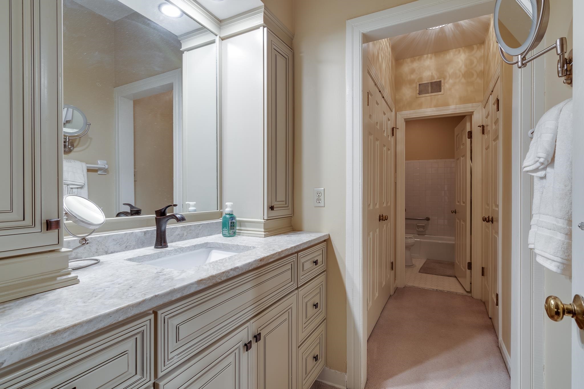 575 Club Walk Ln 2 Property Photo 13