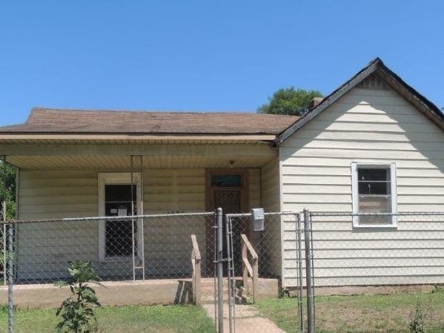 1436 College St Property Photo 1
