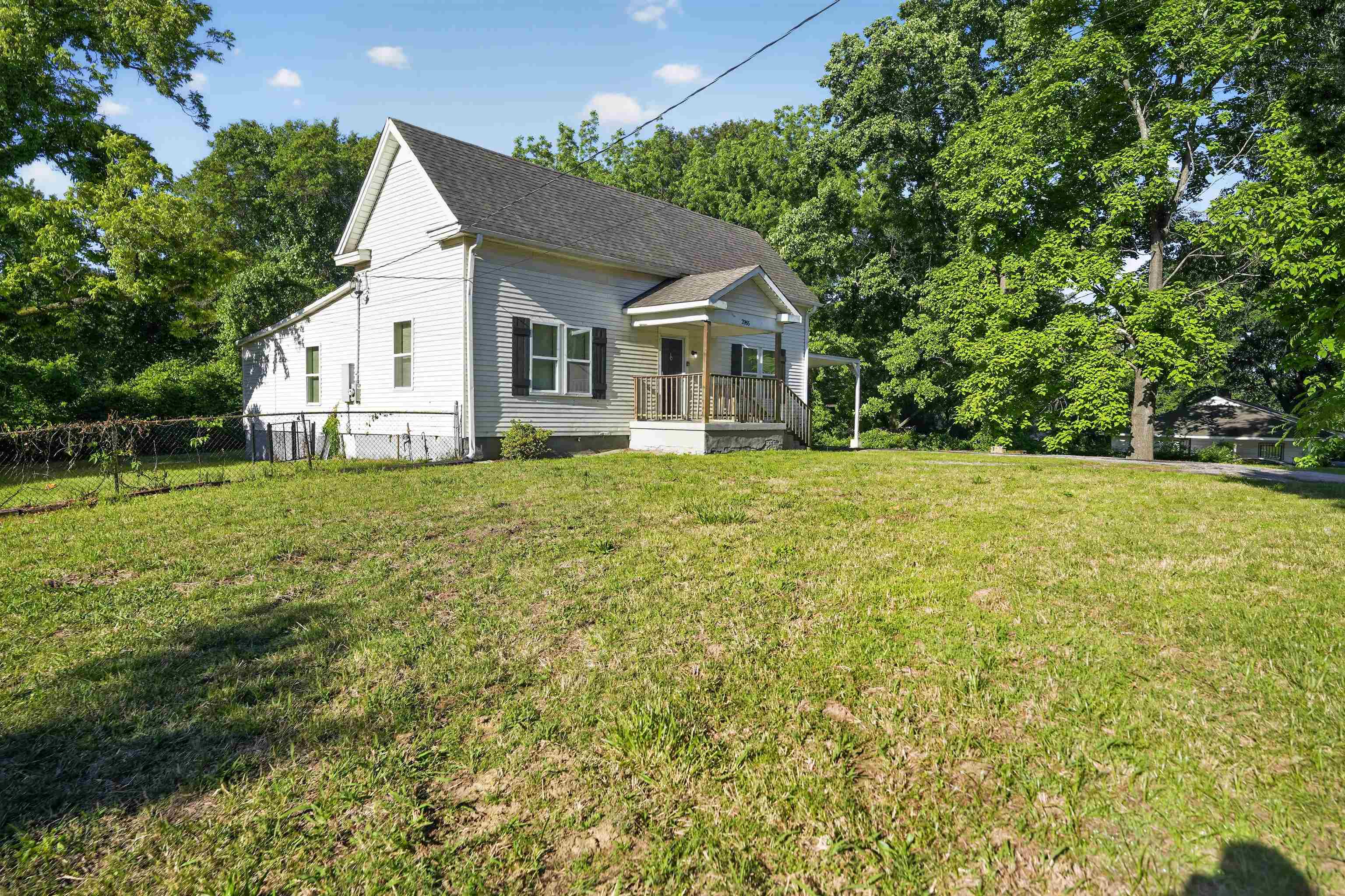 2055 Burnham Ave Property Photo 2