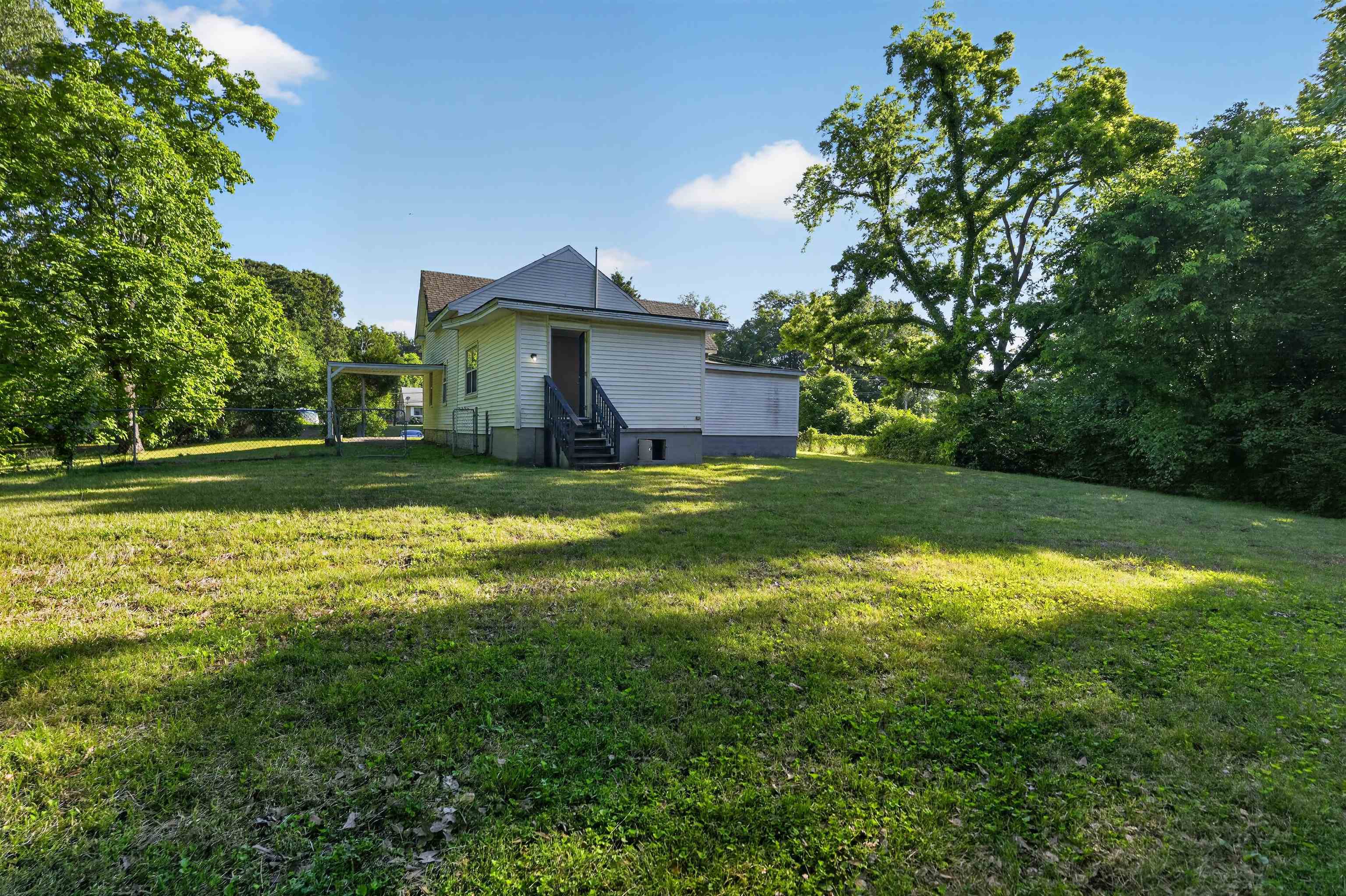2055 Burnham Ave Property Photo 3
