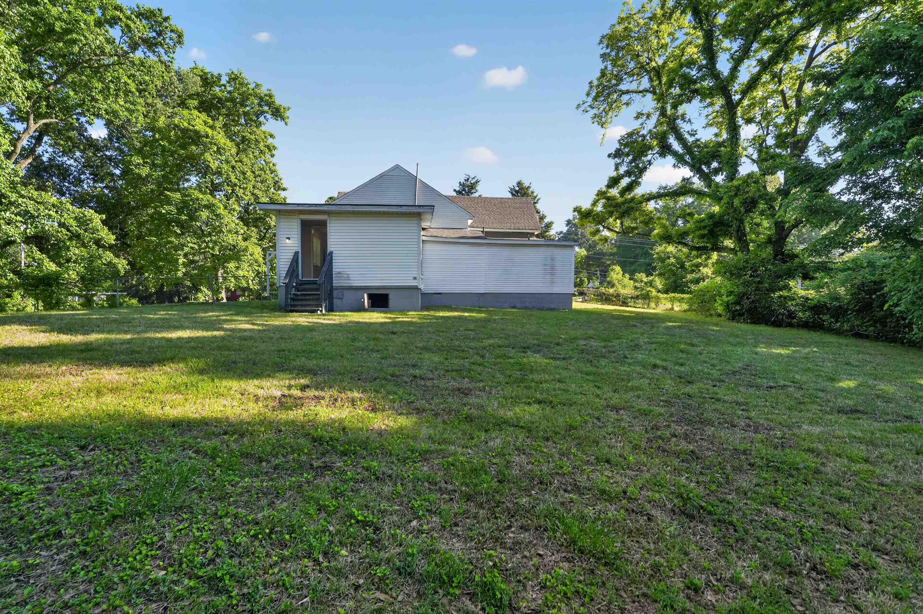 2055 Burnham Ave Property Photo 9