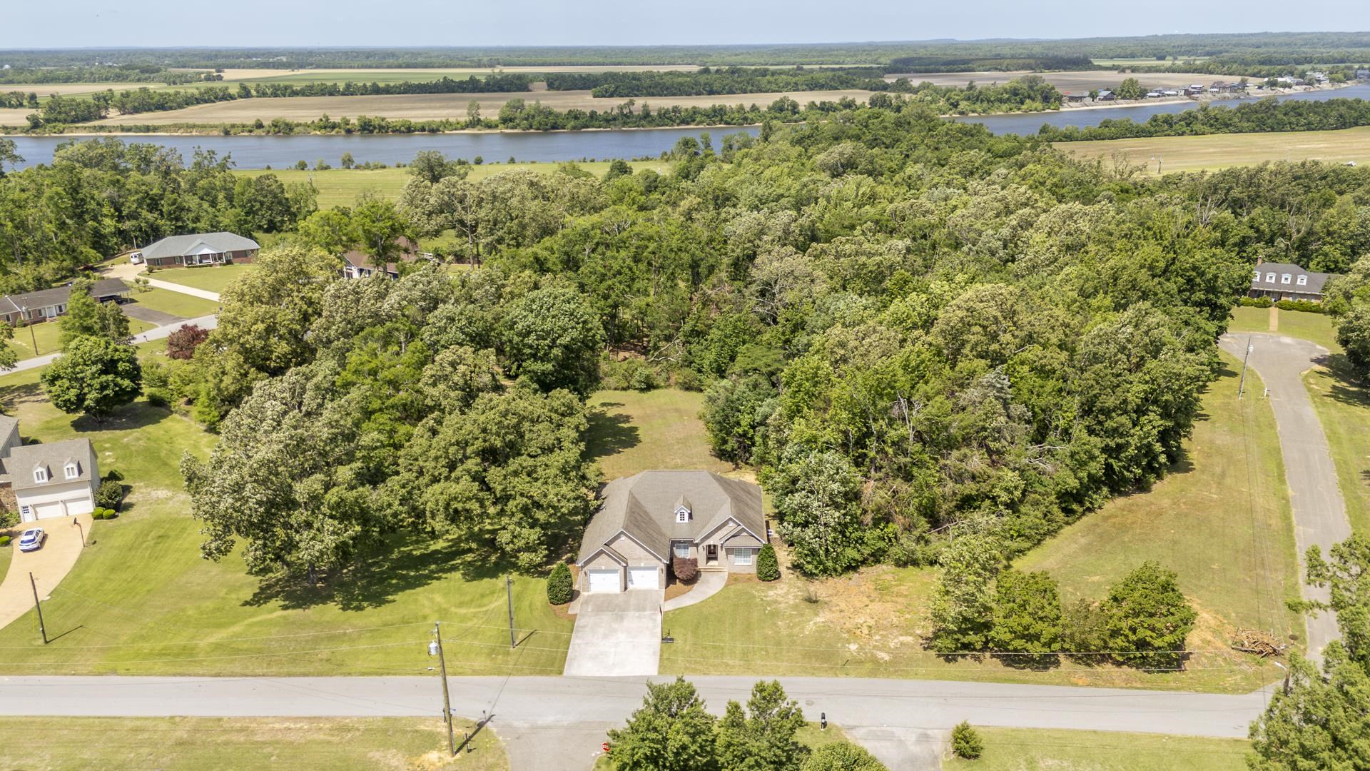 670 Bowen Dr Property Photo 2